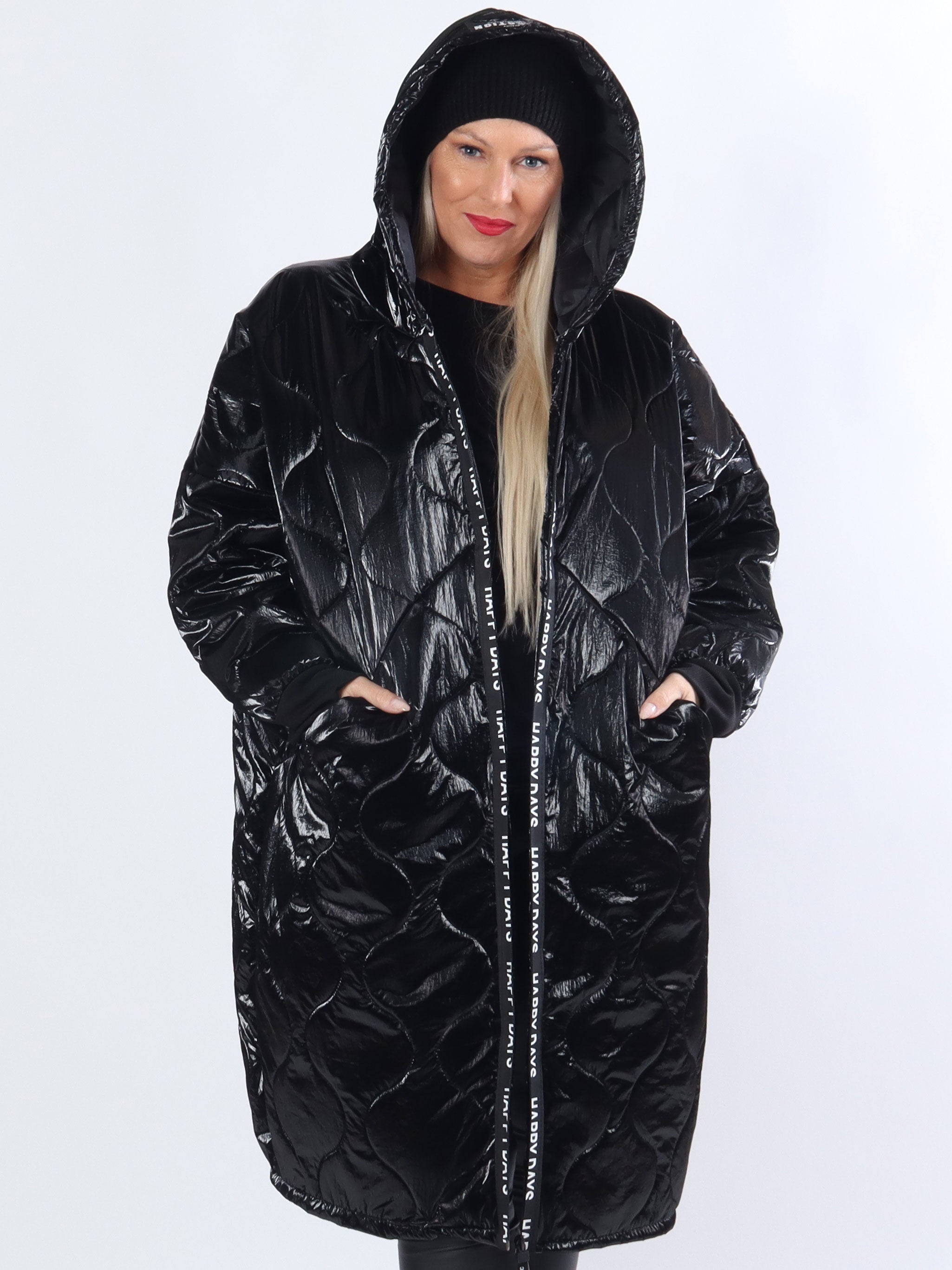 Valeria - Svart plus size glänsande jacka med vit skrift - Black