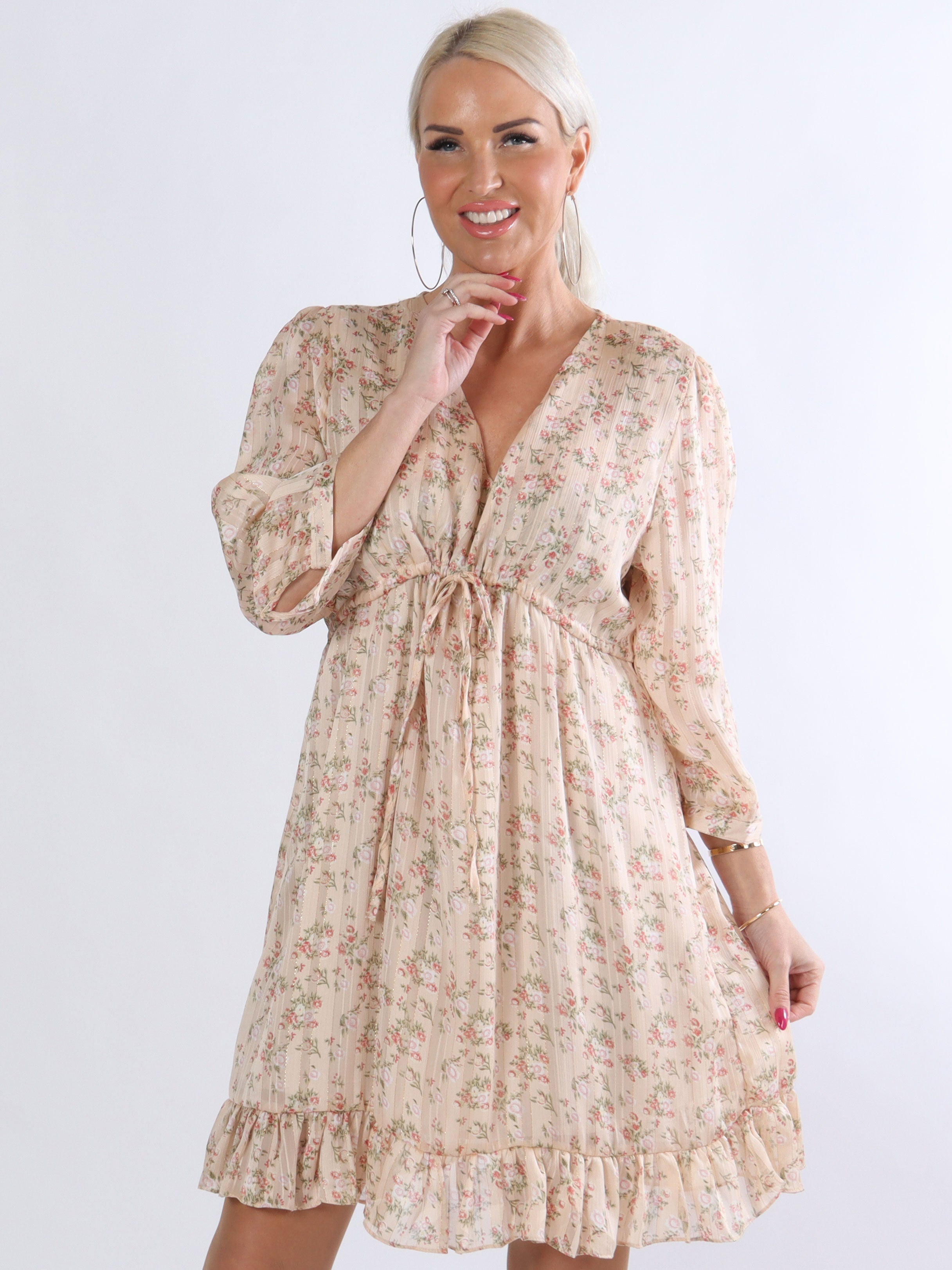 Valeria - Beige klänning med blommönster och guldfärgade ränder