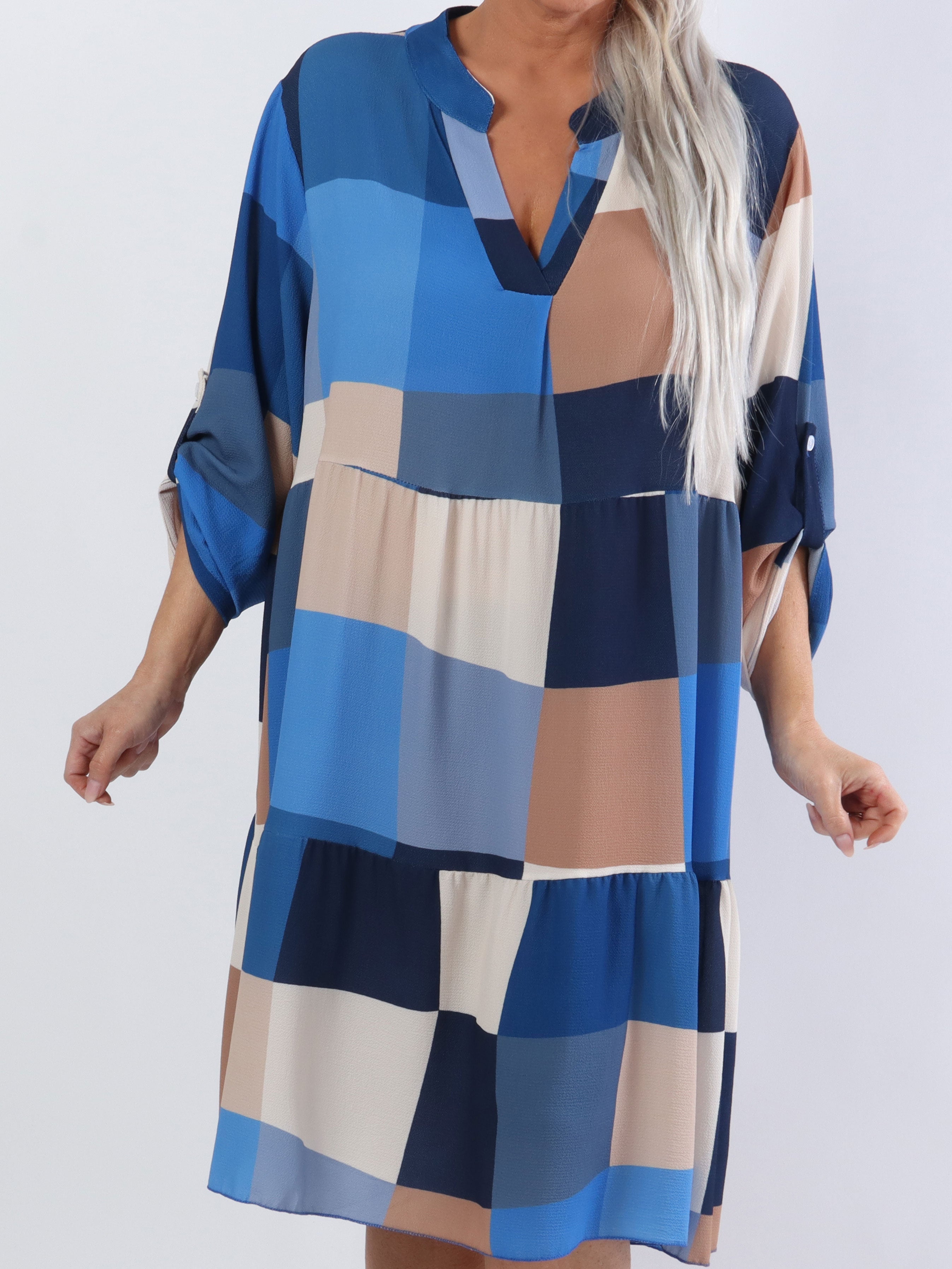 Vanesa Layer Dress - Plus size rutig multicolor med volanger i fållen - Blue