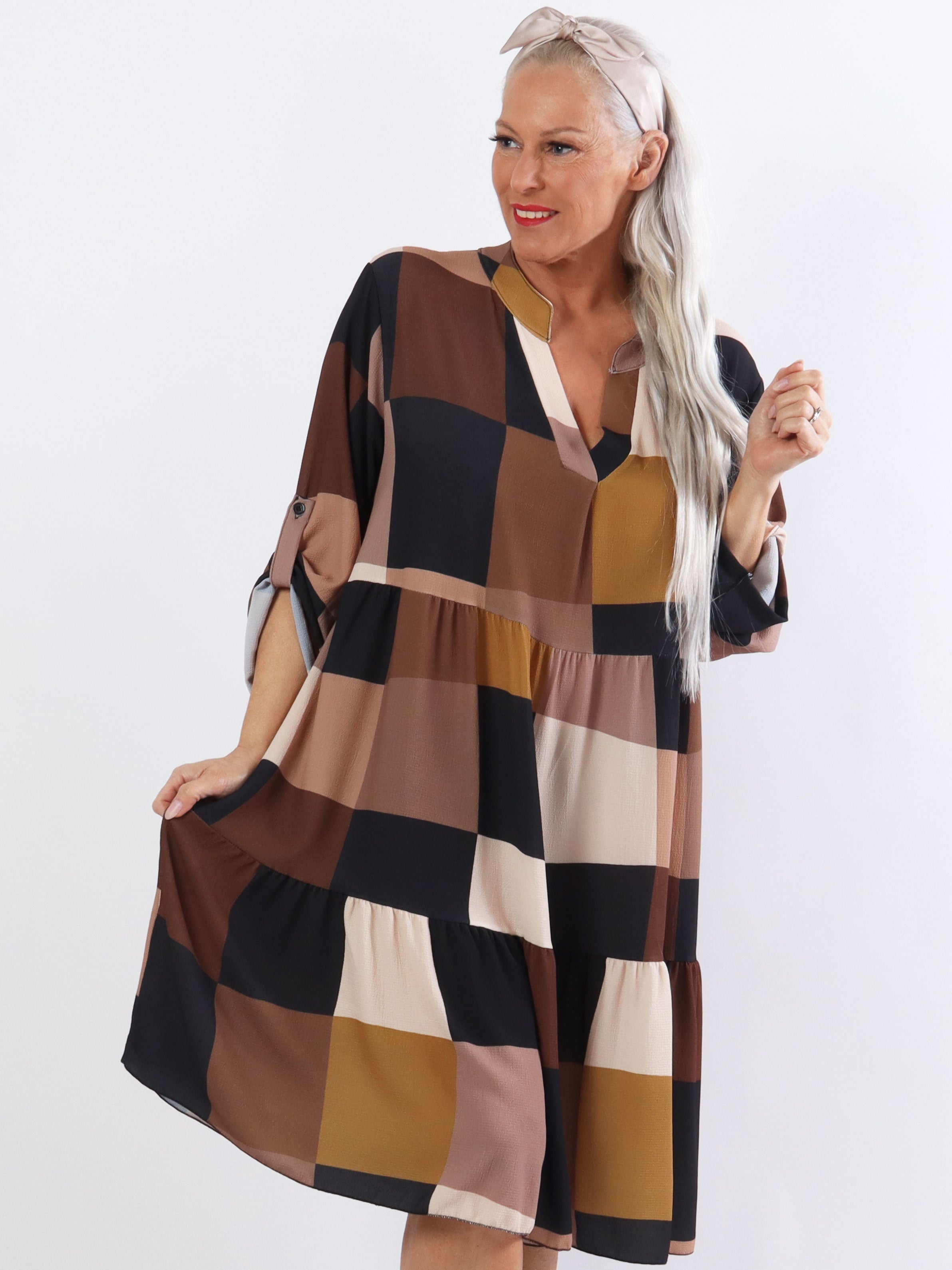 Vanesa Layer Dress - Plus size rutig multicolor med volanger i fållen - Brown