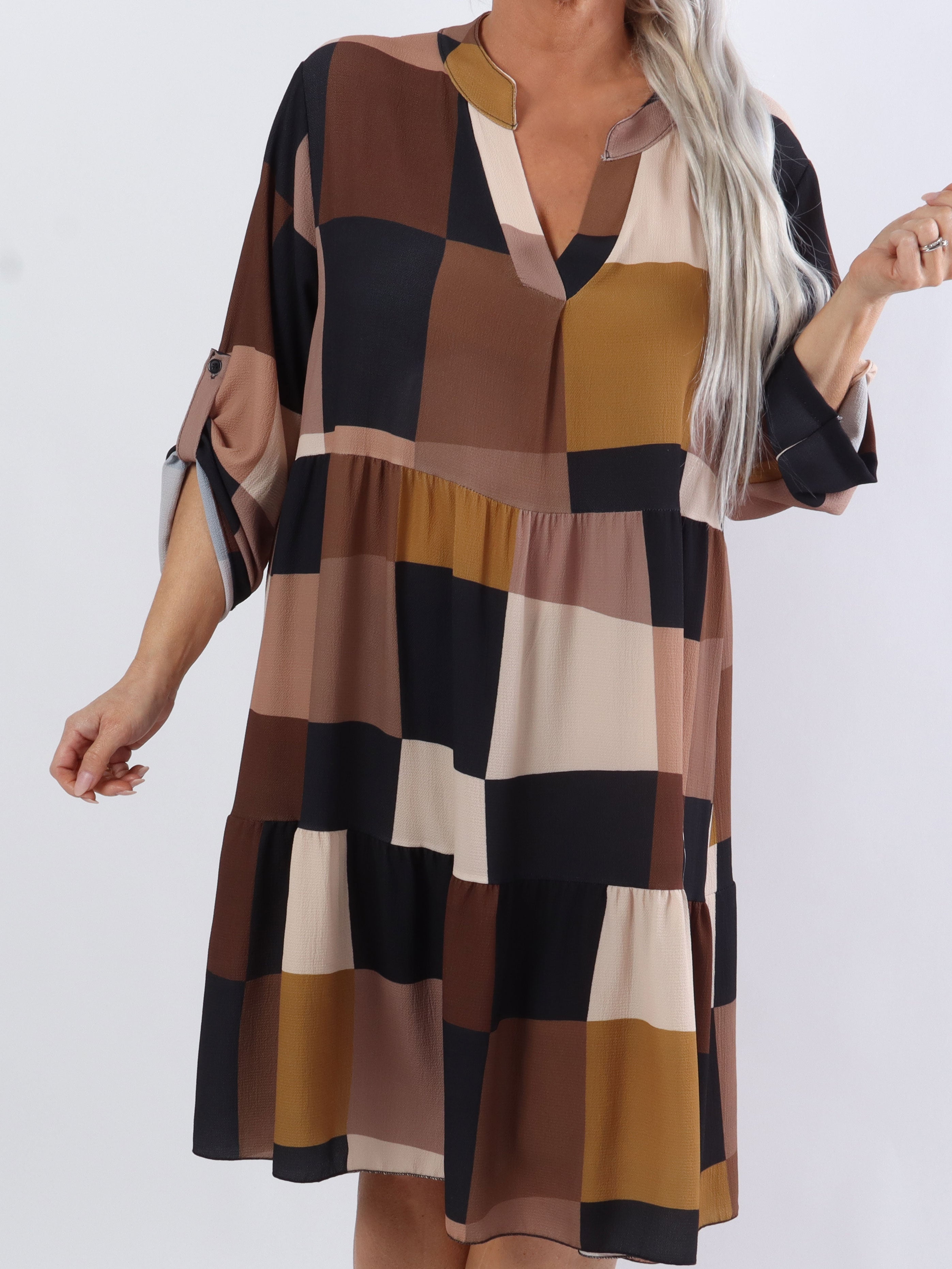 Vanesa Layer Dress - Plus size rutig multicolor med volanger i fållen