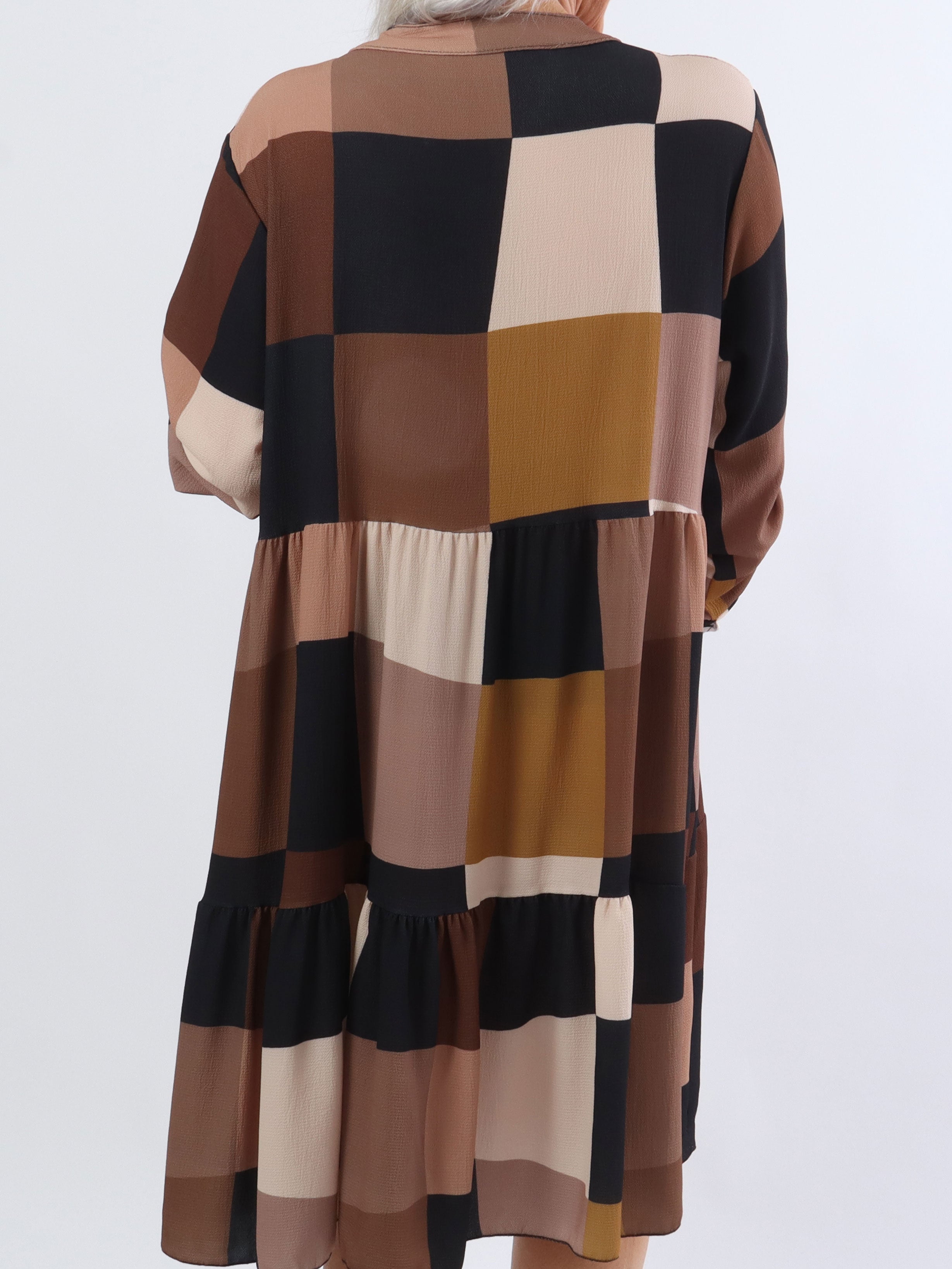 Vanesa Layer Dress - Plus size rutig multicolor med volanger i fållen