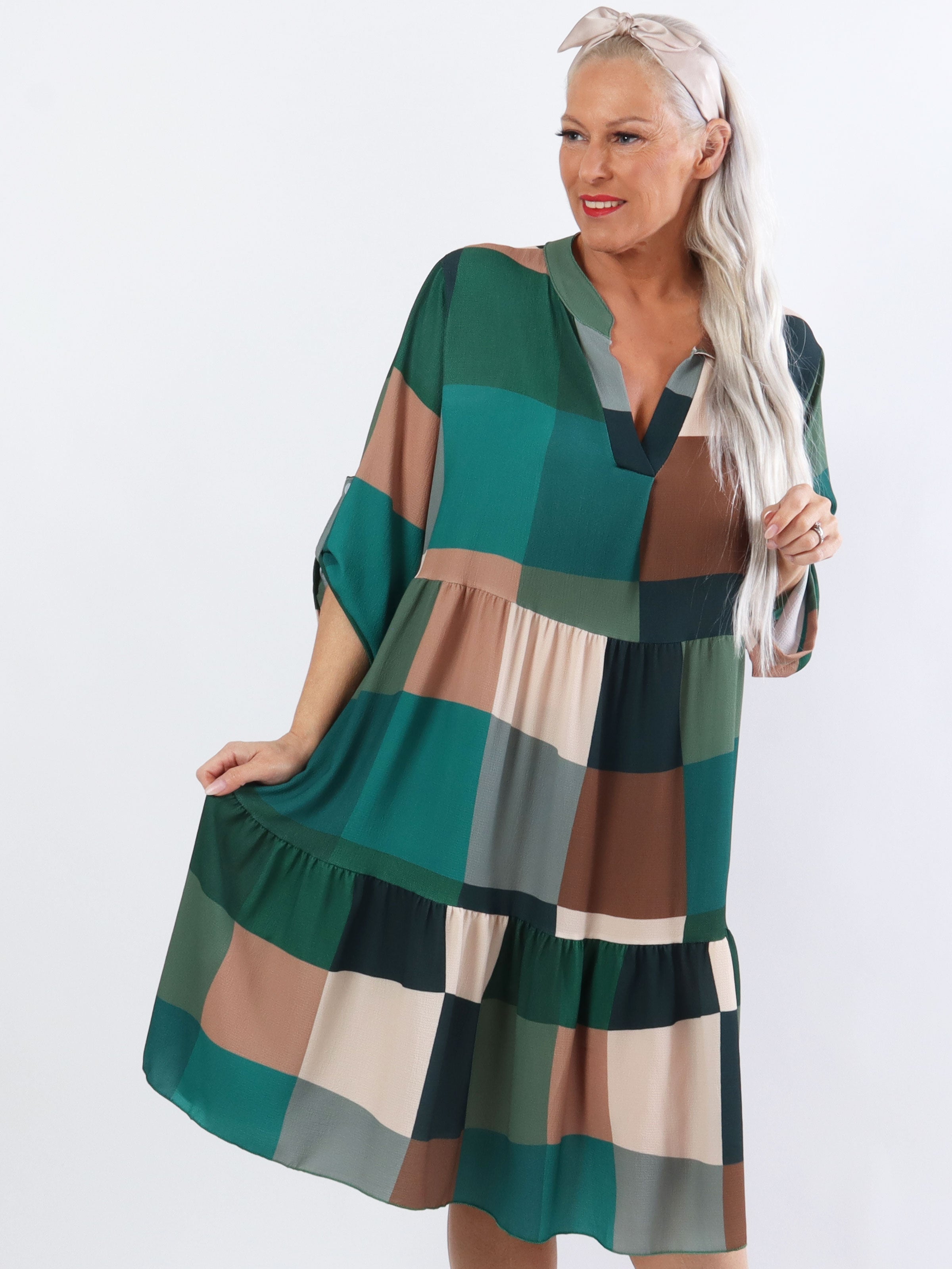 Vanesa Layer Dress - Plus size rutig multicolor med volanger i fållen