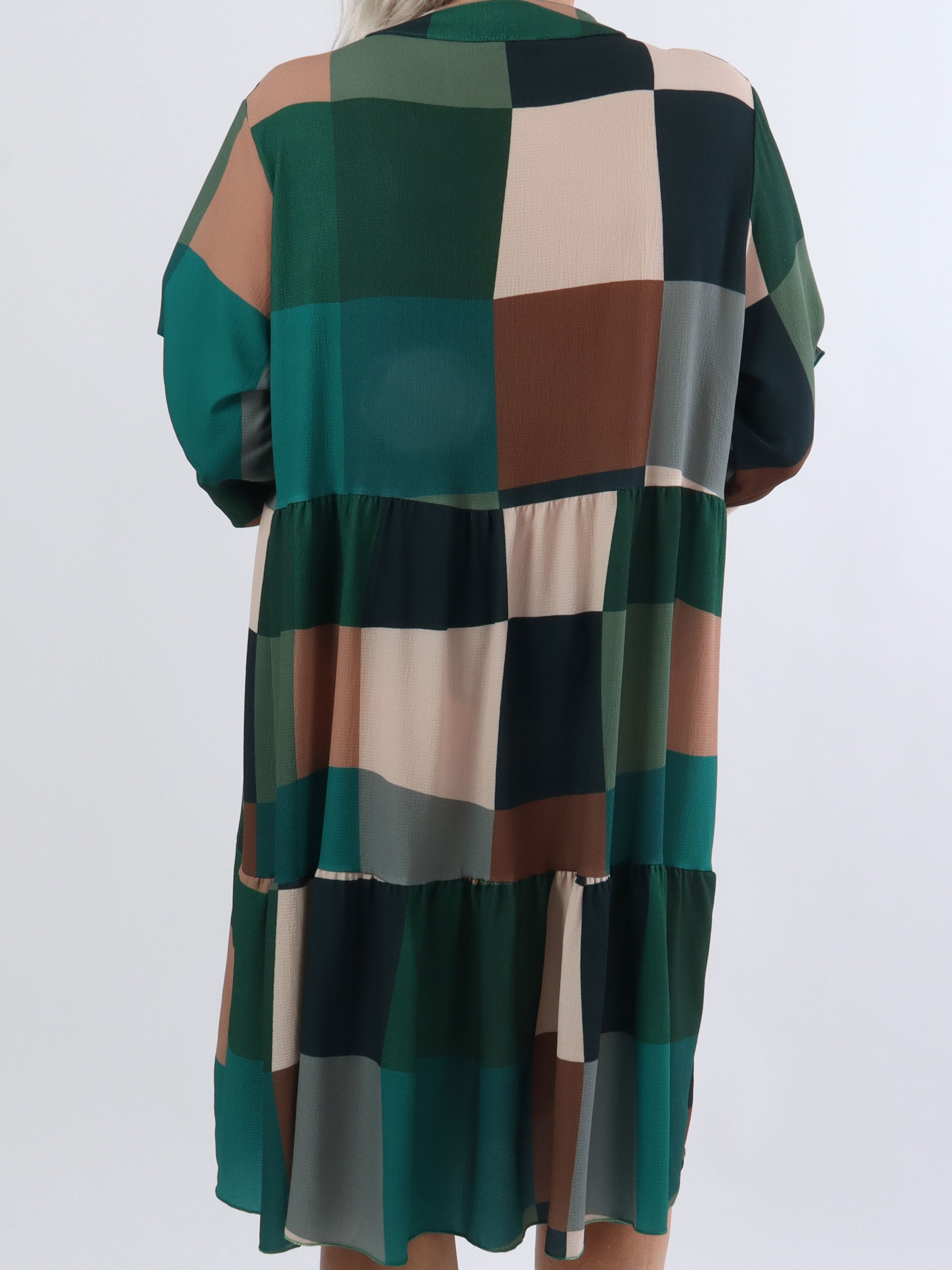 Vanesa Layer Dress - Plus size rutig multicolor med volanger i fållen