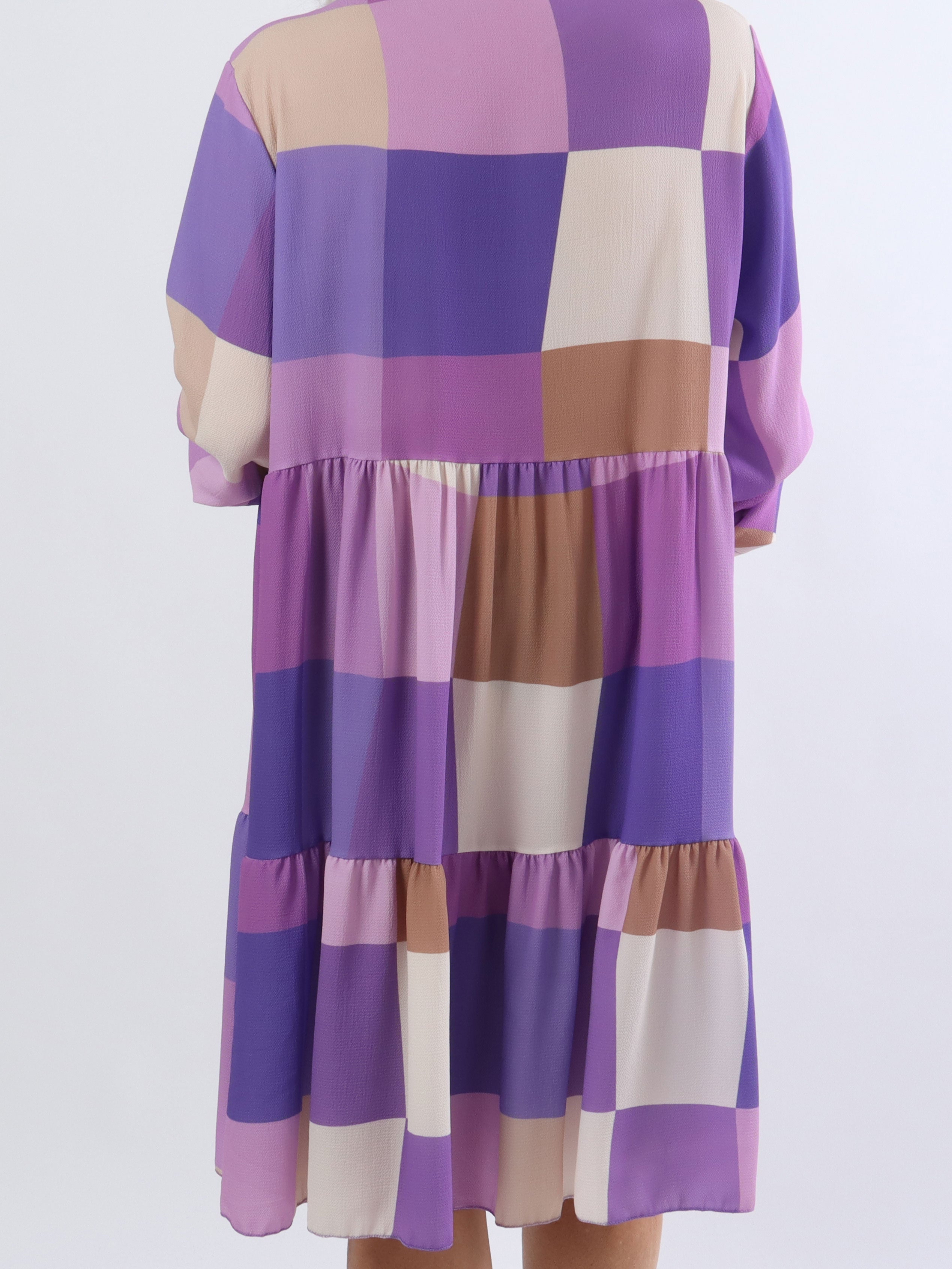 Vanesa Layer Dress - Plus size rutig multicolor med volanger i fållen