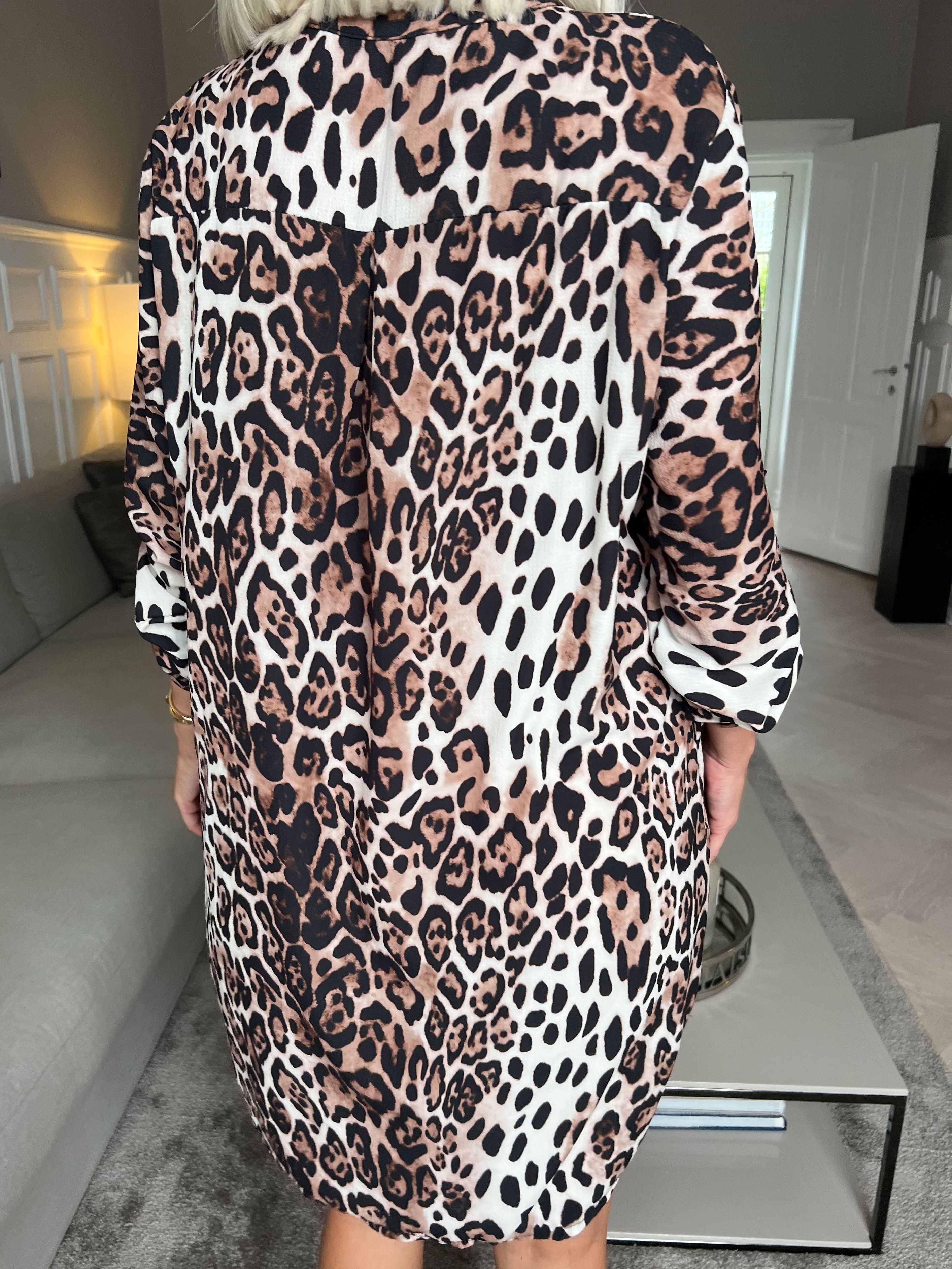 Vanesa Dress Animal - Lätt och luftig klänning med djurmönster