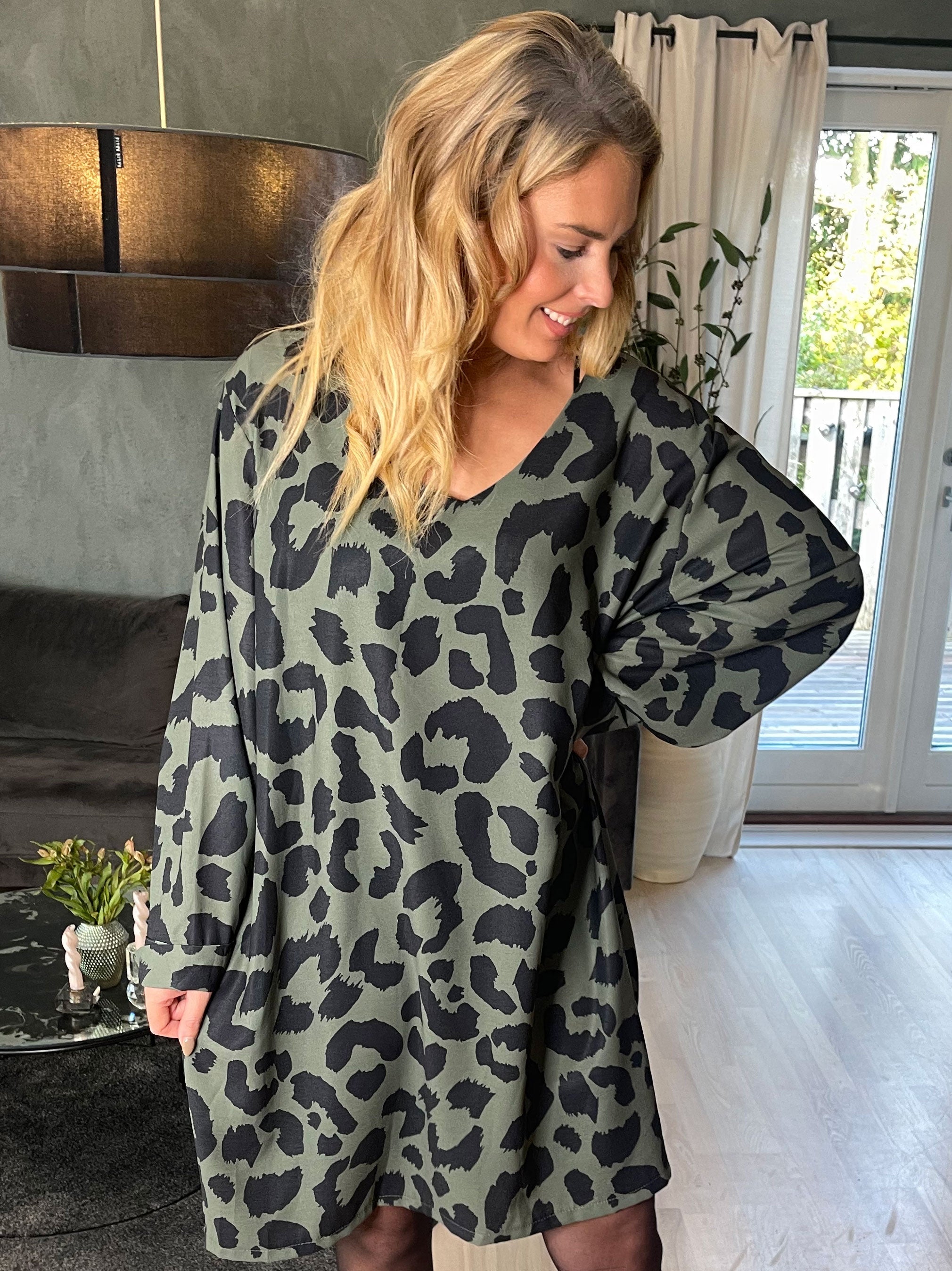 Vanelia - Söt viskosklänning i stort leopardmönster - Beige