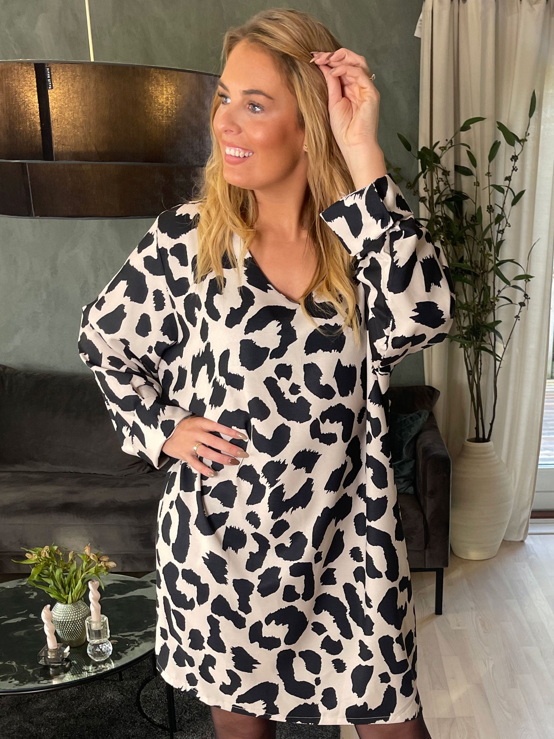 Vanelia - Söt viskosklänning i stort leopardmönster