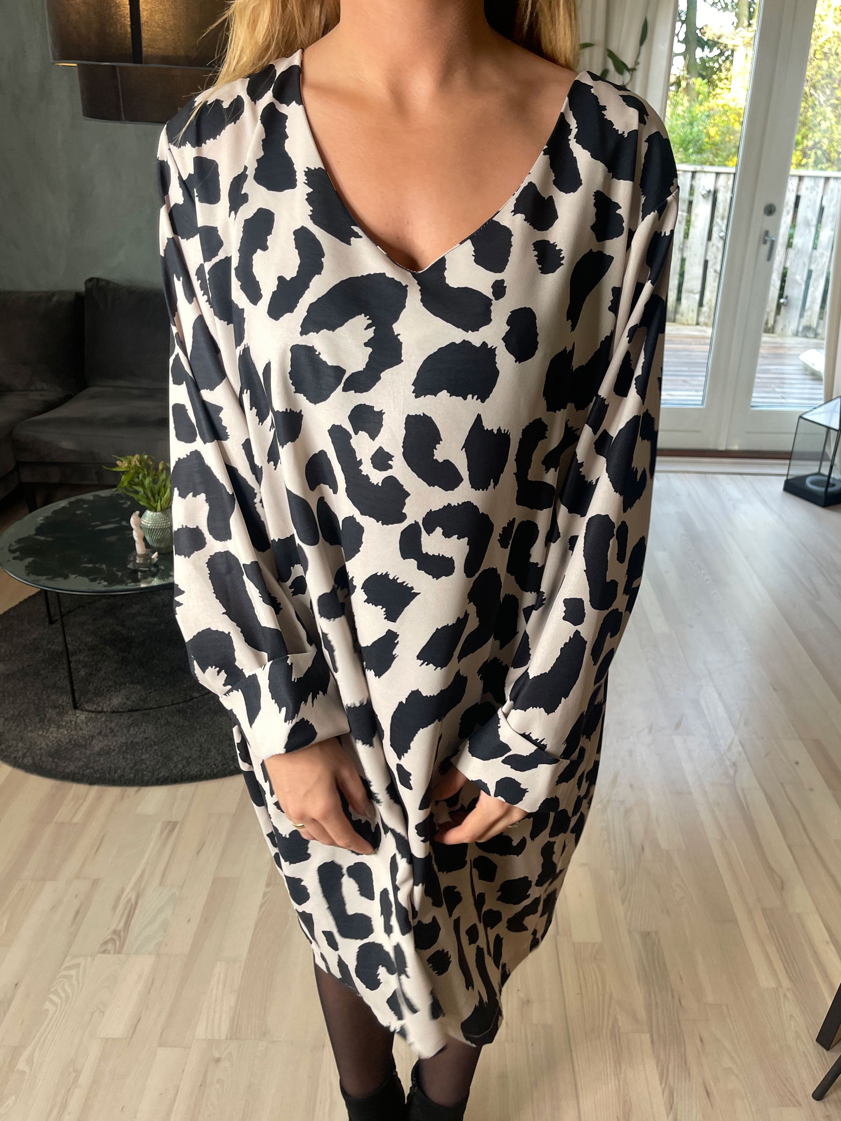 Vanelia - Söt viskosklänning i stort leopardmönster