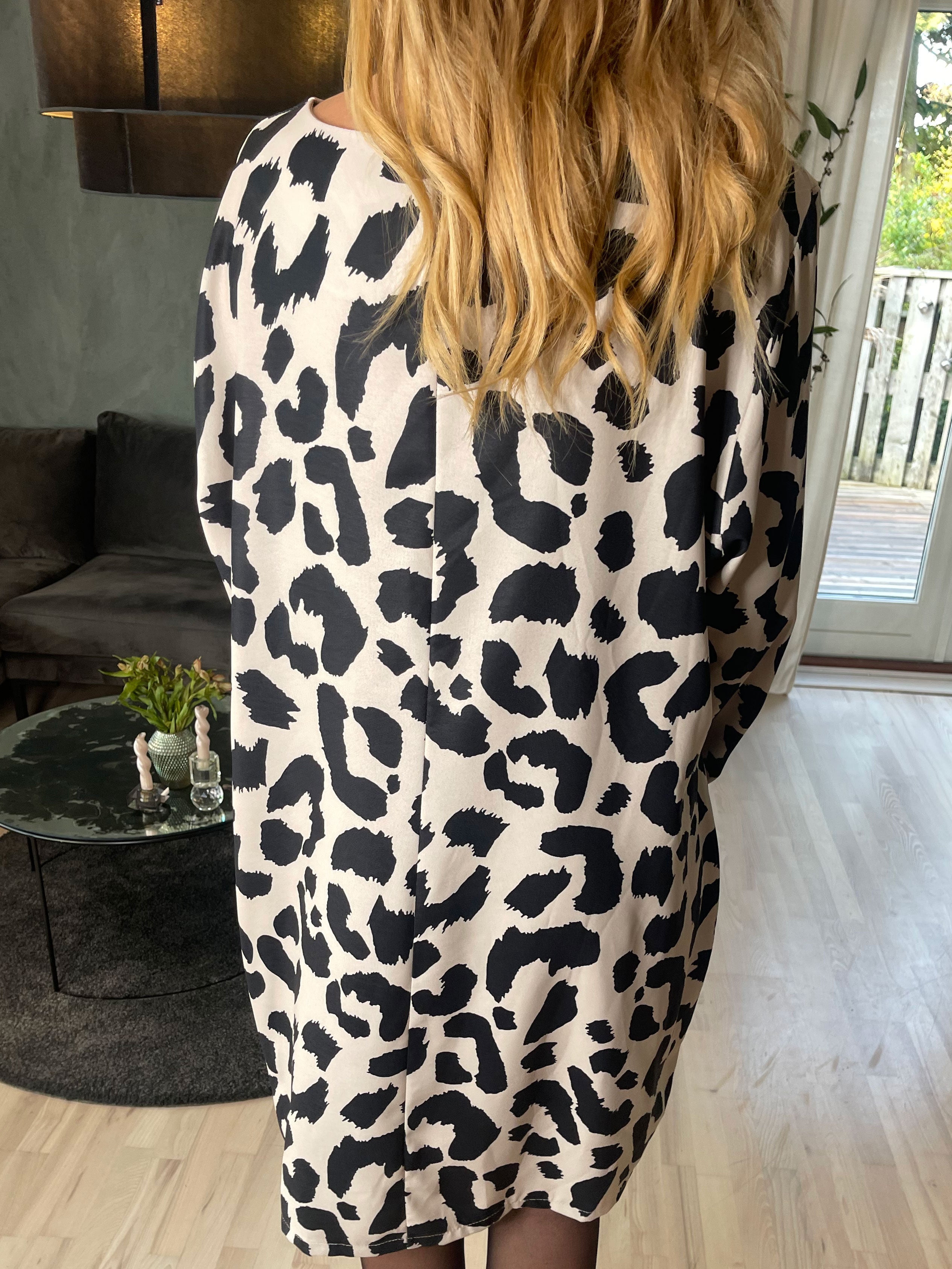 Vanelia - Söt viskosklänning i stort leopardmönster