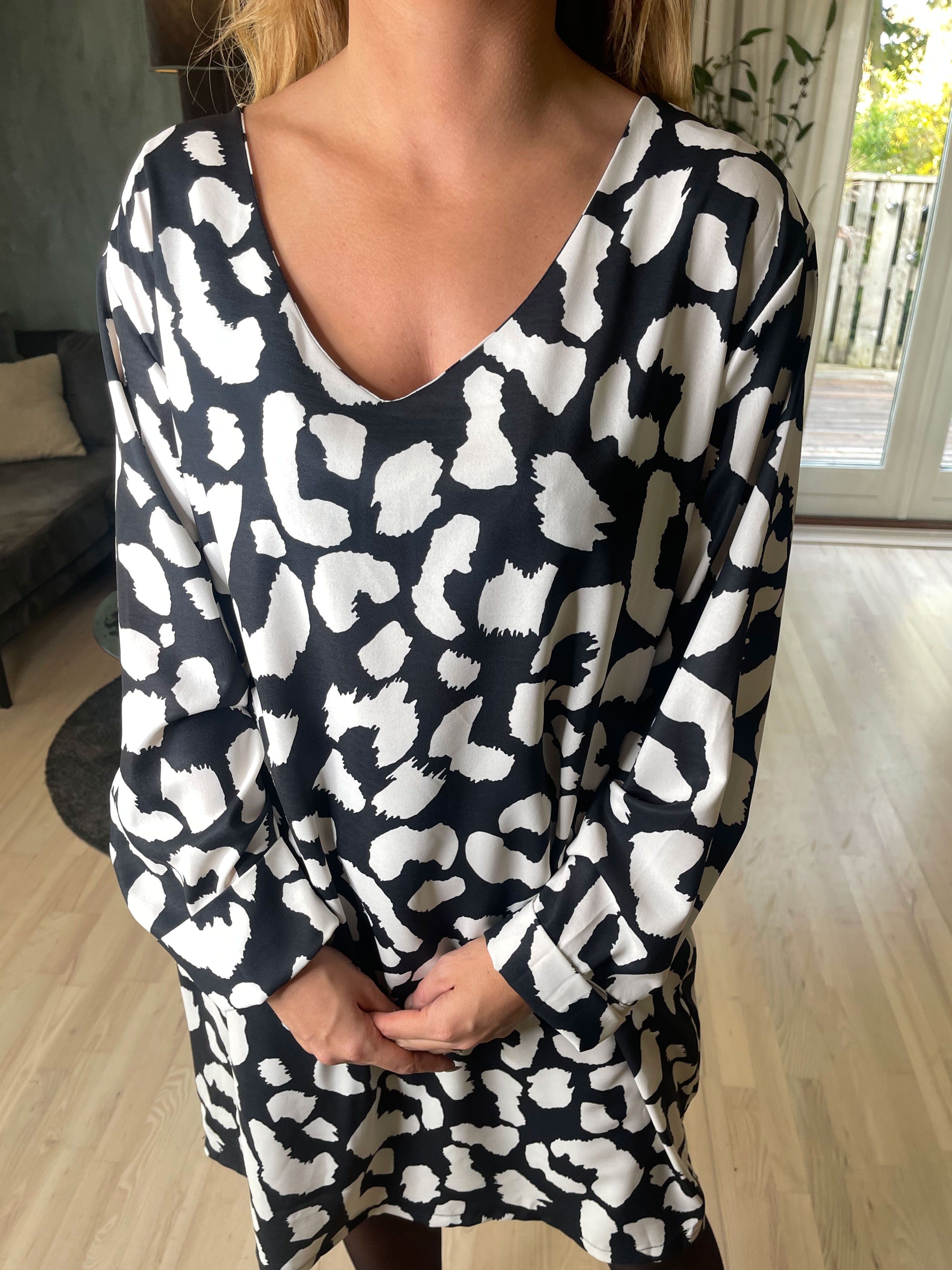 Vanelia - Söt viskosklänning i stort leopardmönster