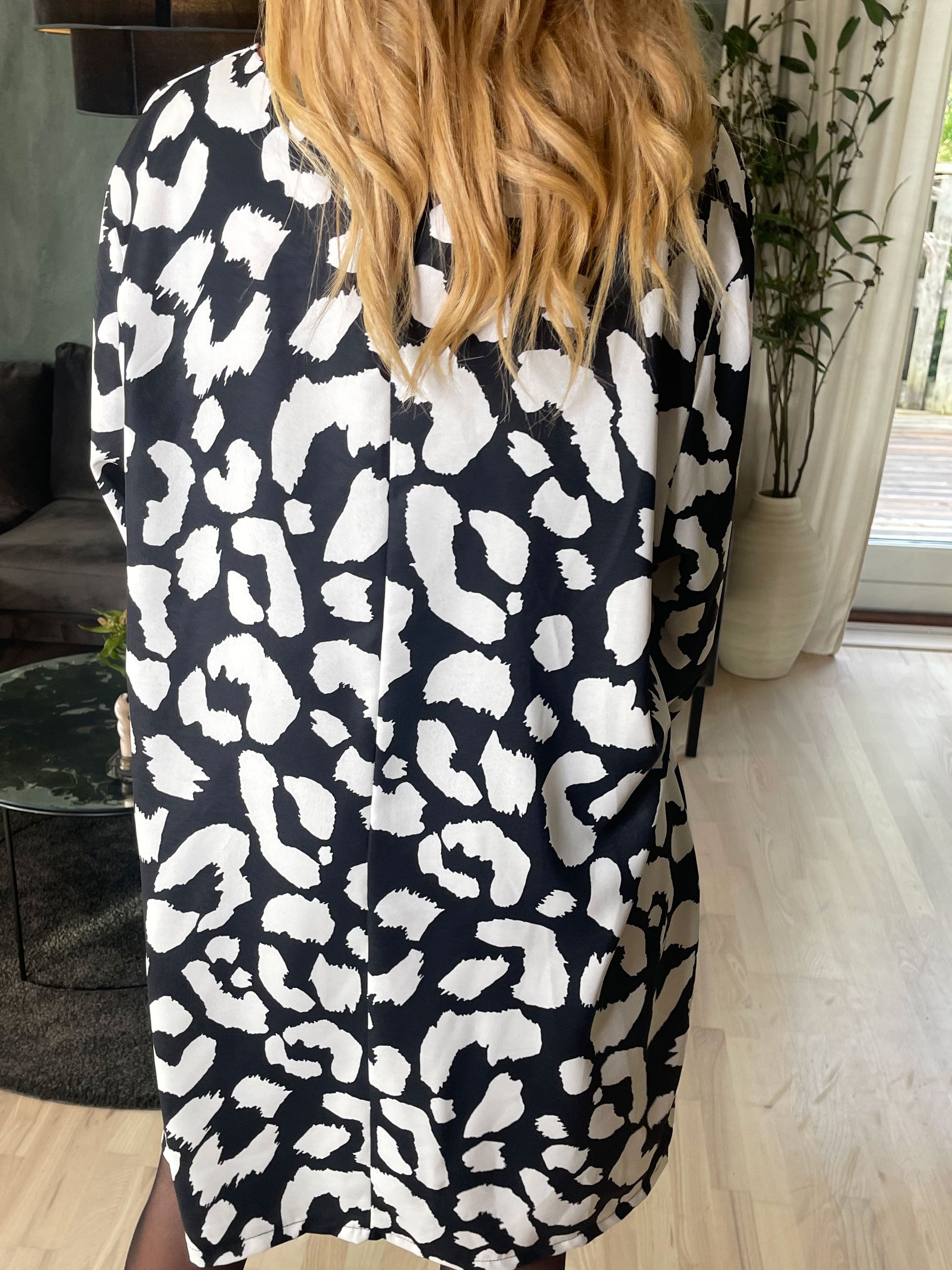 Vanelia - Söt viskosklänning i stort leopardmönster