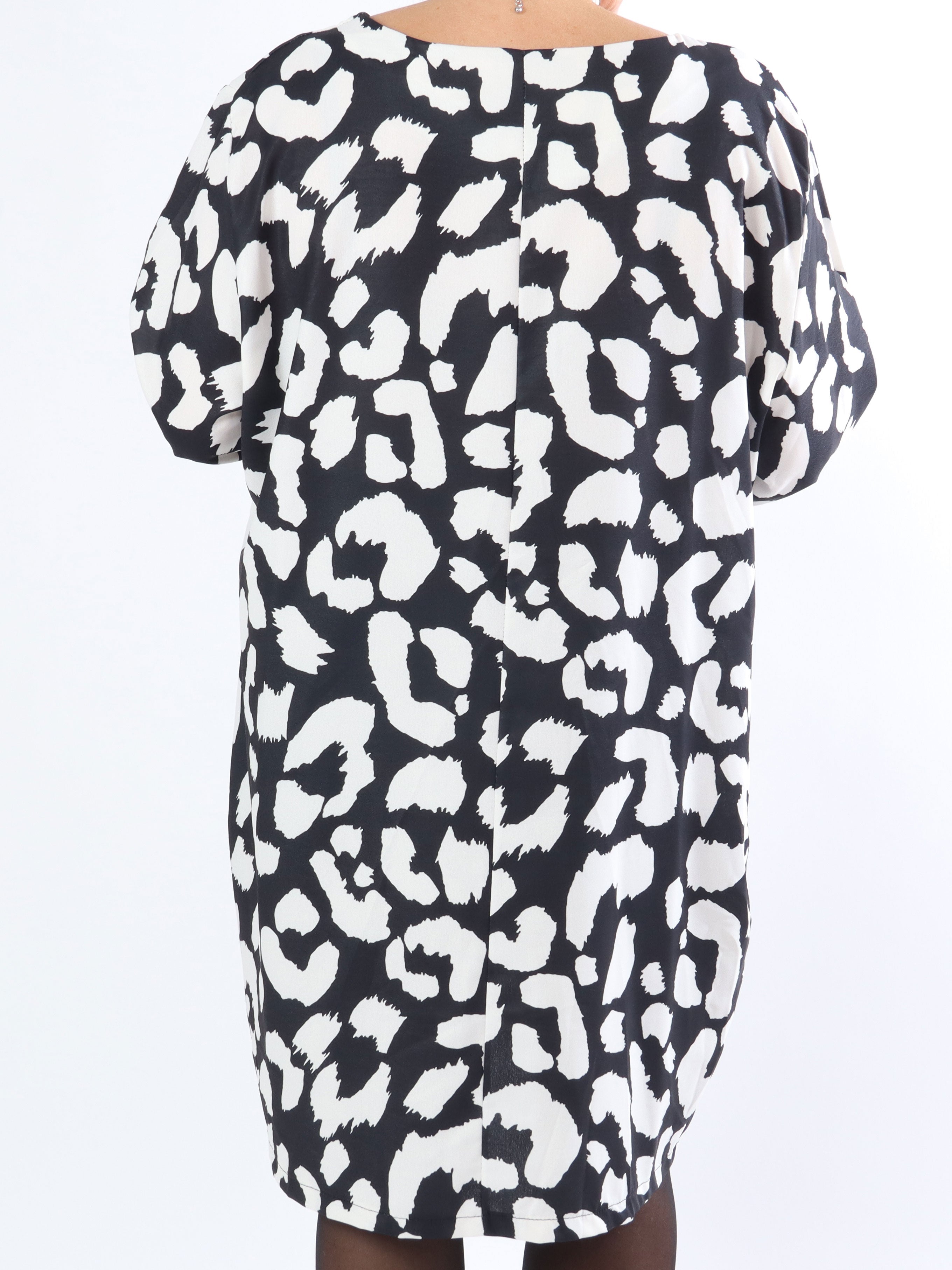 Vanelia - Söt klänning i stora leopardmönster i stora storlekar