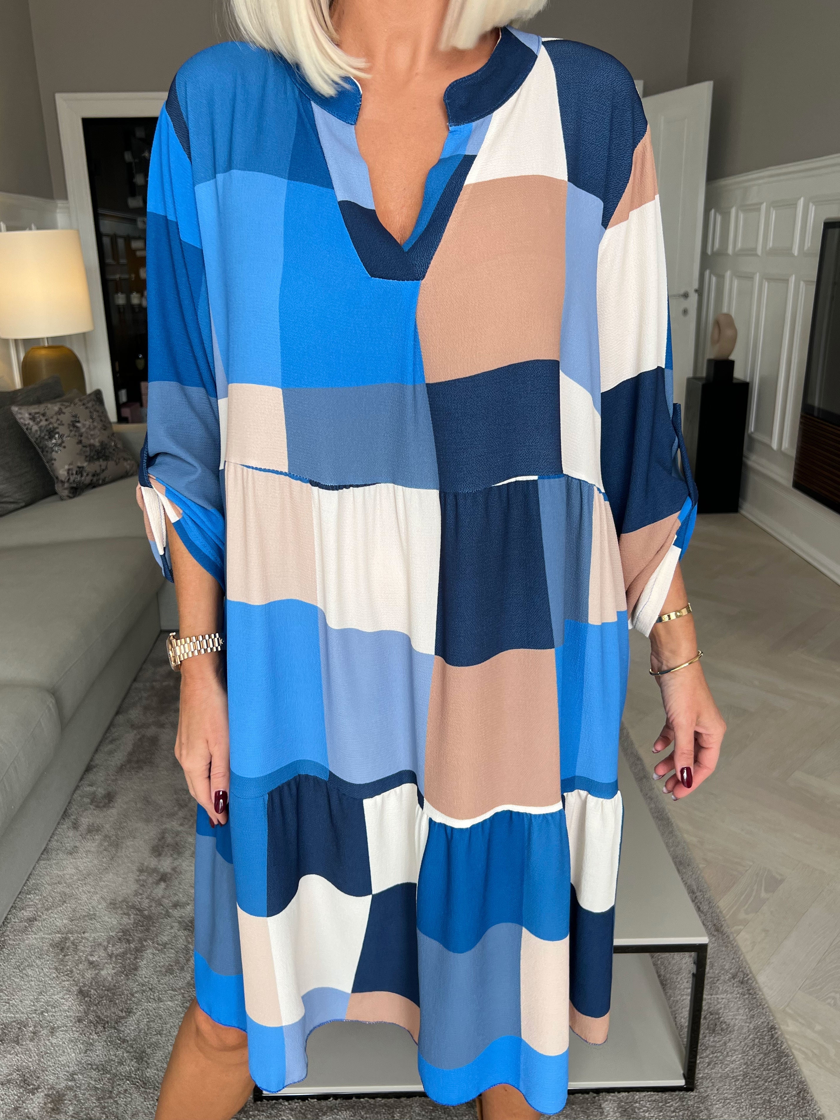 Vanesa Layer Dress - Täckt flerfärgad med volanger vid fållen - Blue