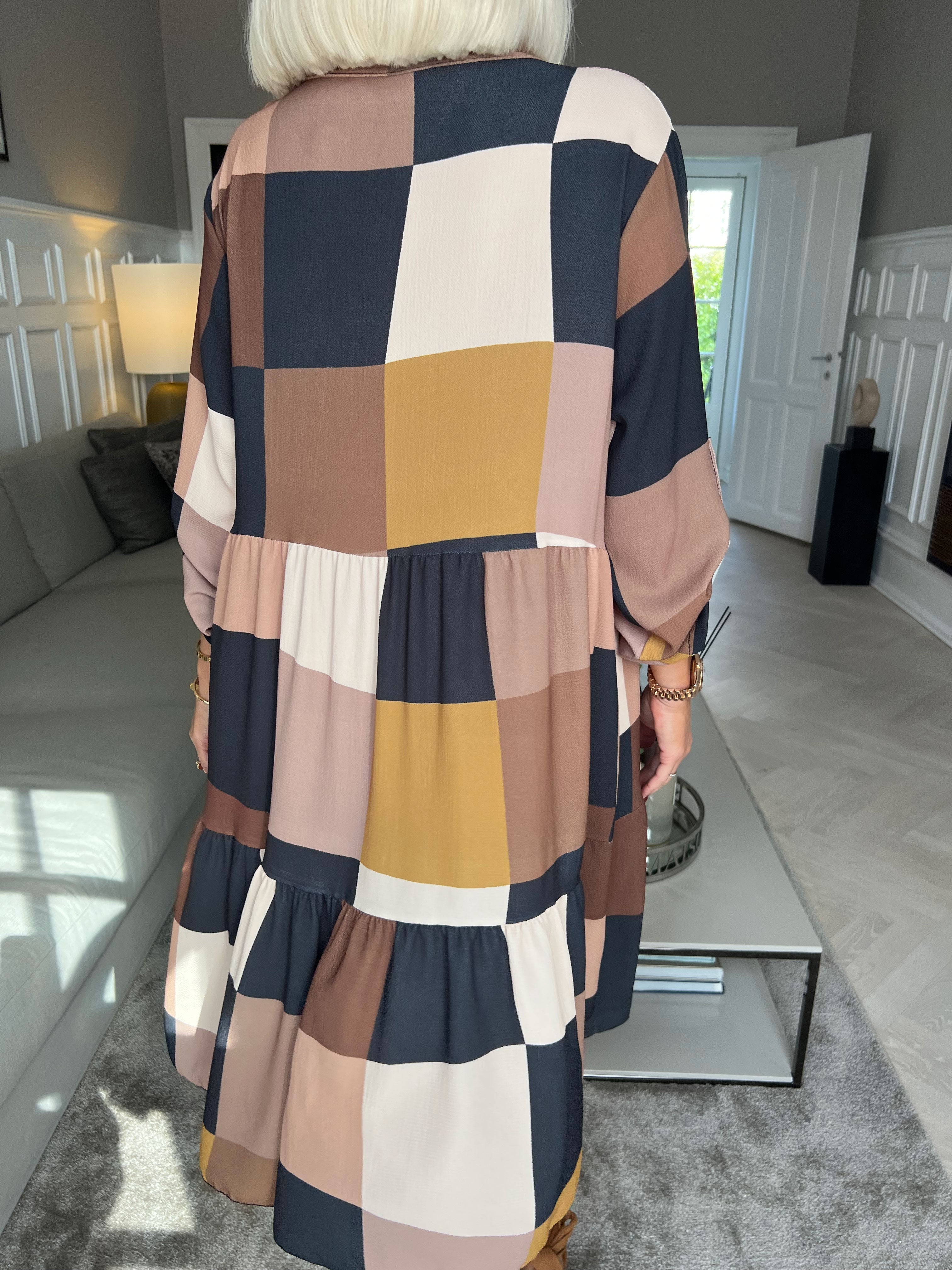 Vanesa Layer Dress - Täckt flerfärgad med volanger vid fållen