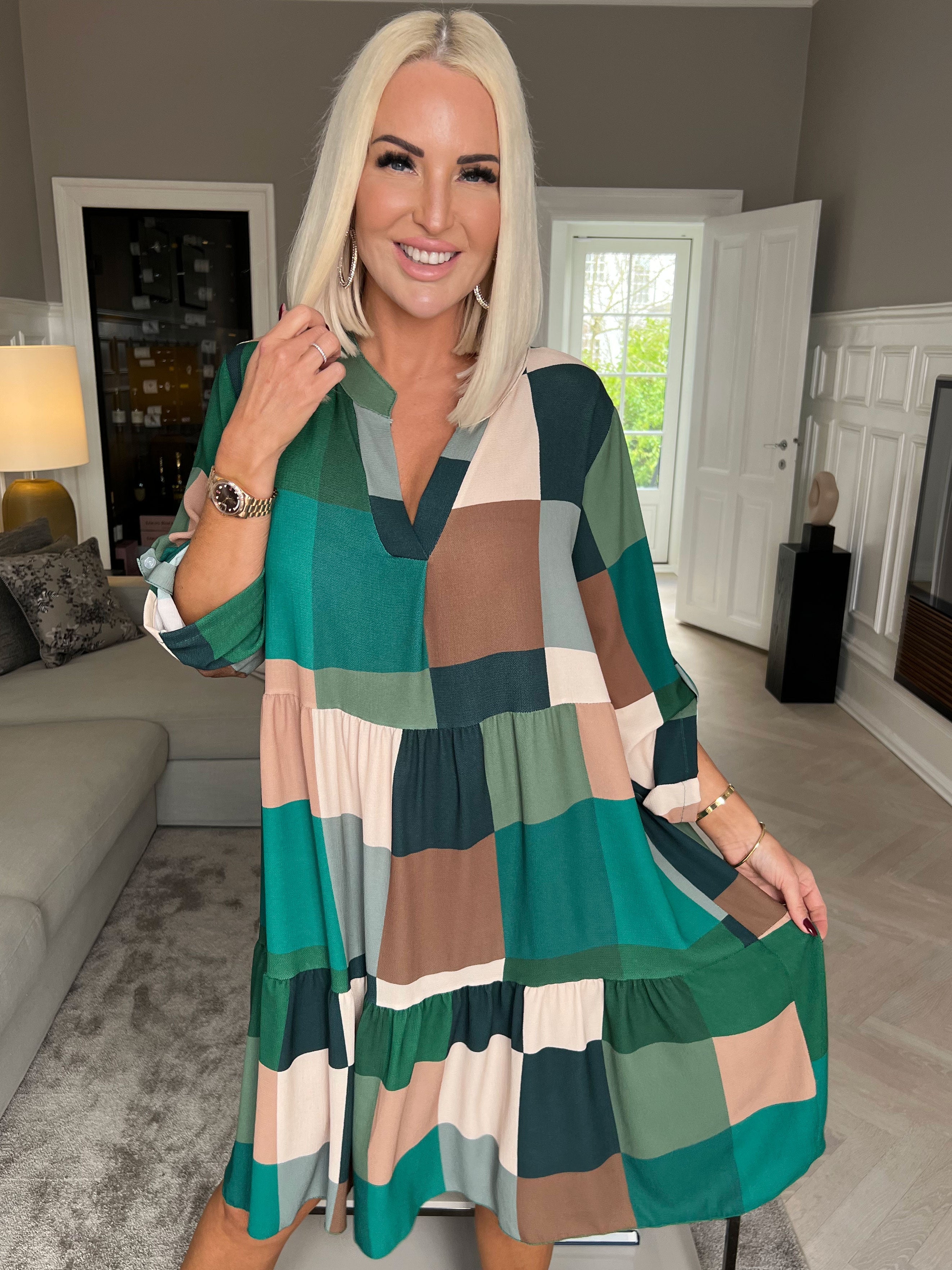 Vanesa Layer Dress - Täckt flerfärgad med volanger vid fållen