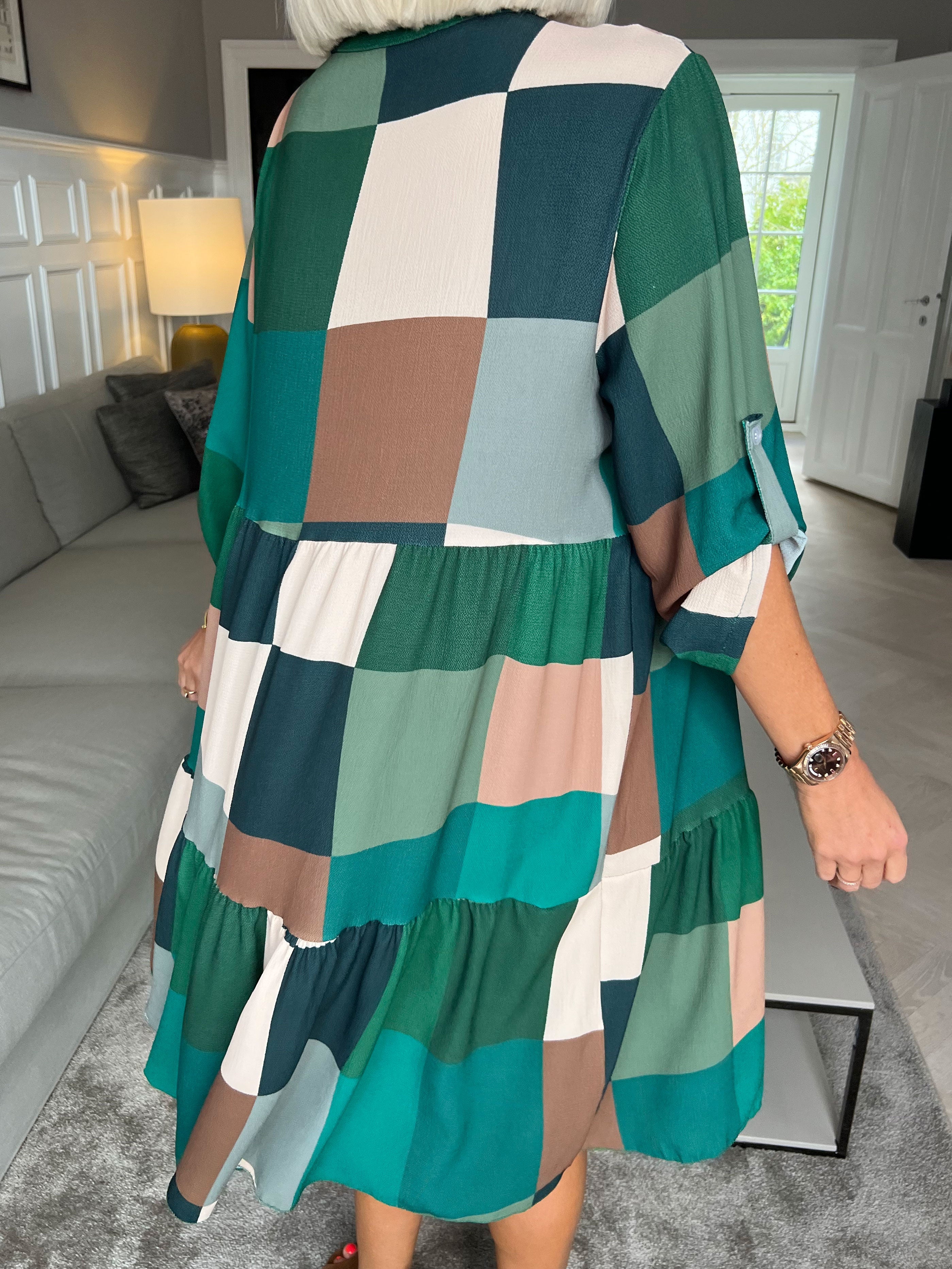 Vanesa Layer Dress - Täckt flerfärgad med volanger vid fållen