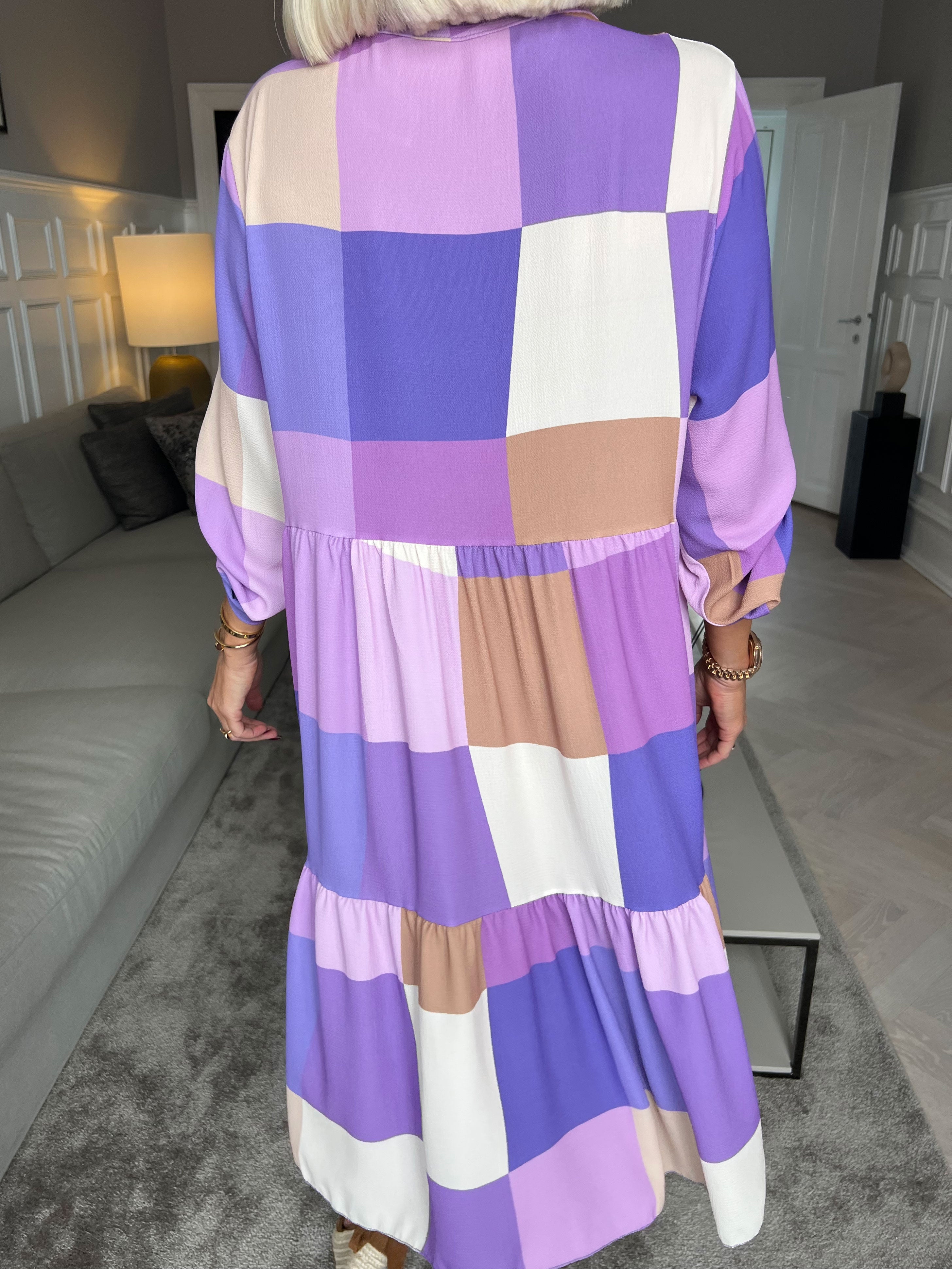 Vanesa Layer Dress - Täckt flerfärgad med volanger vid fållen