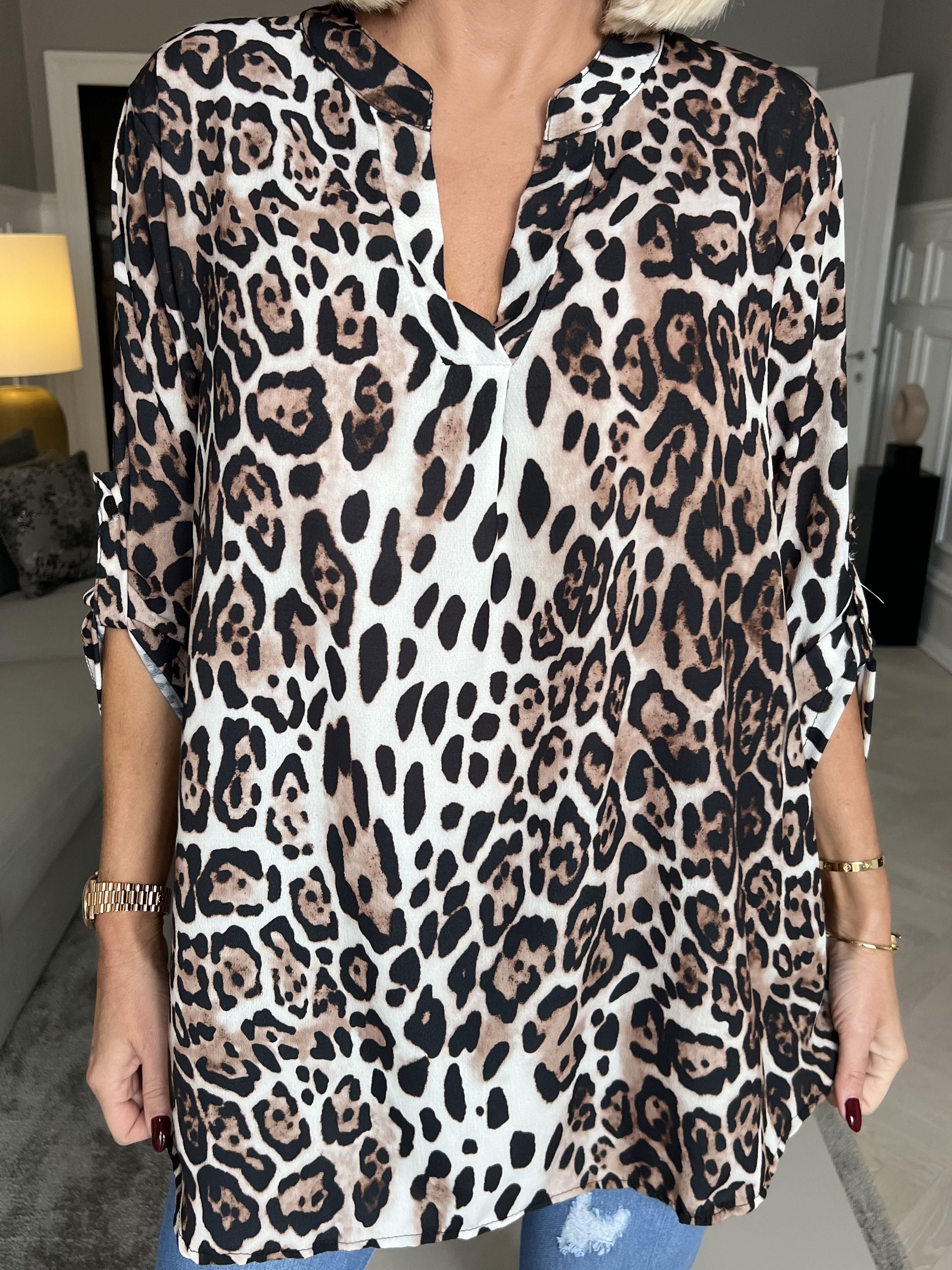 Vanesa Leo - Lätt och luftig tunika med leopardmönster