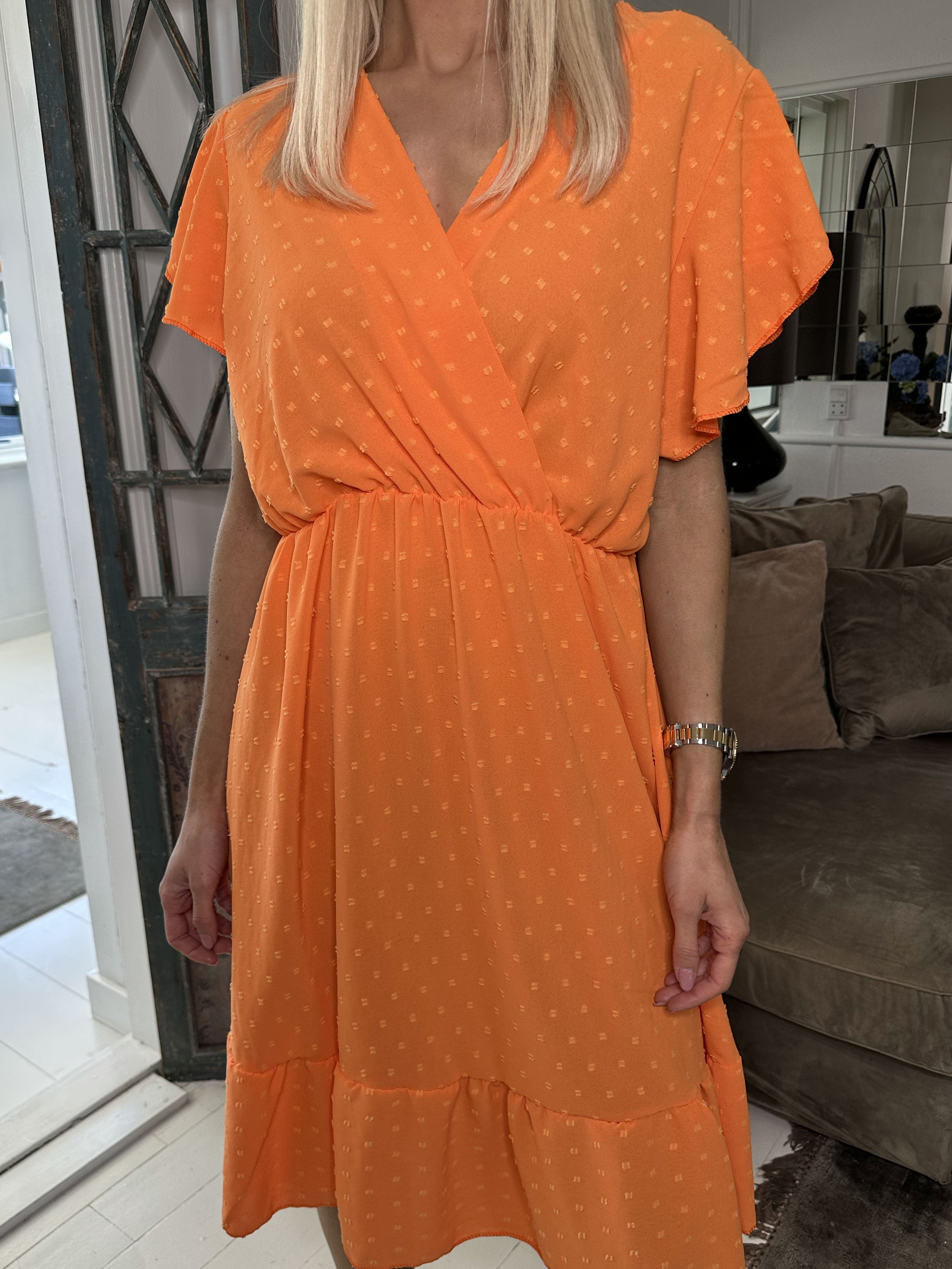 Vanilla - Sommarklänning med prickiga detaljer och volangärmar