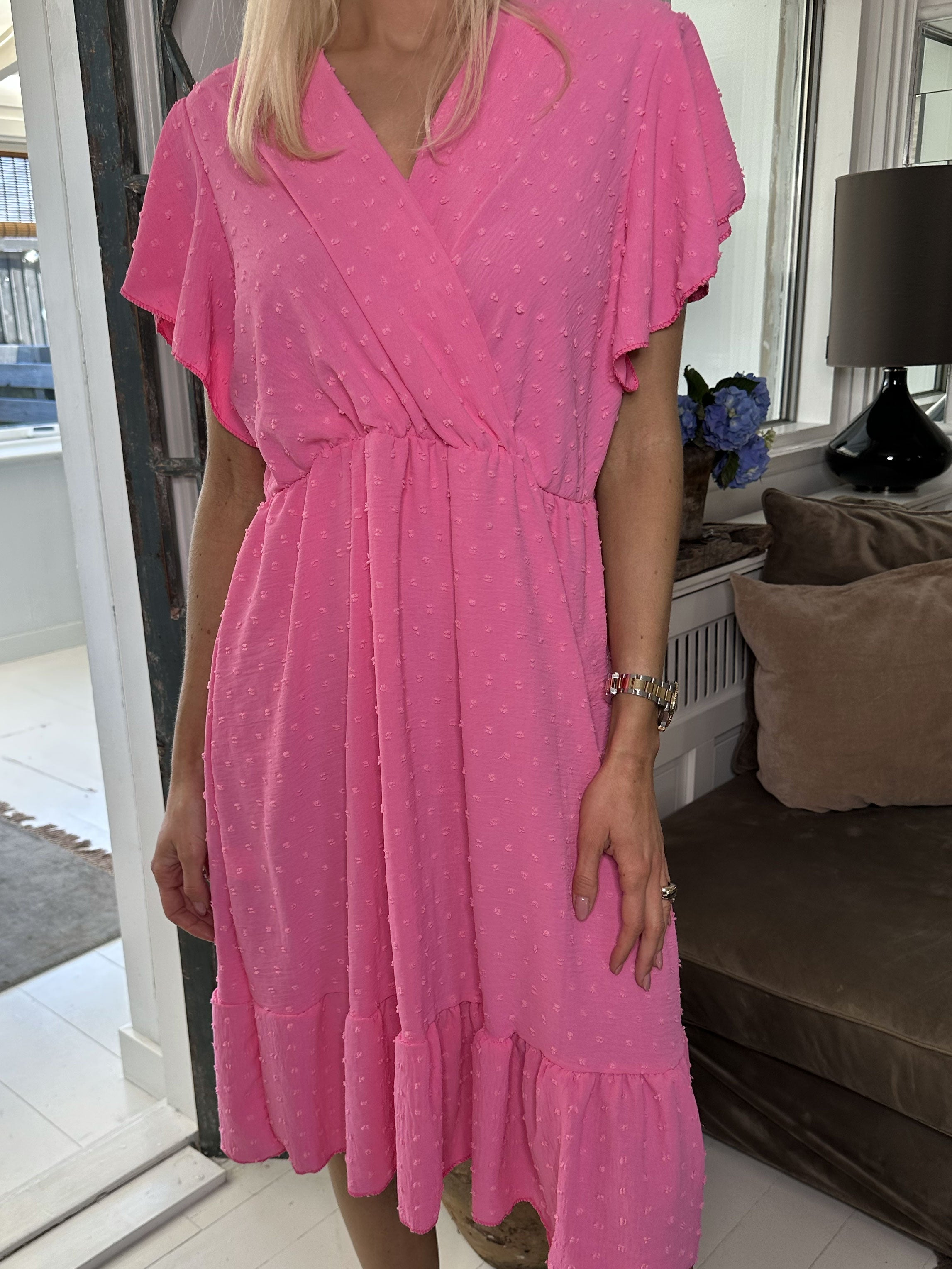 Vanilla - Sommarklänning med prickiga detaljer och volangärmar