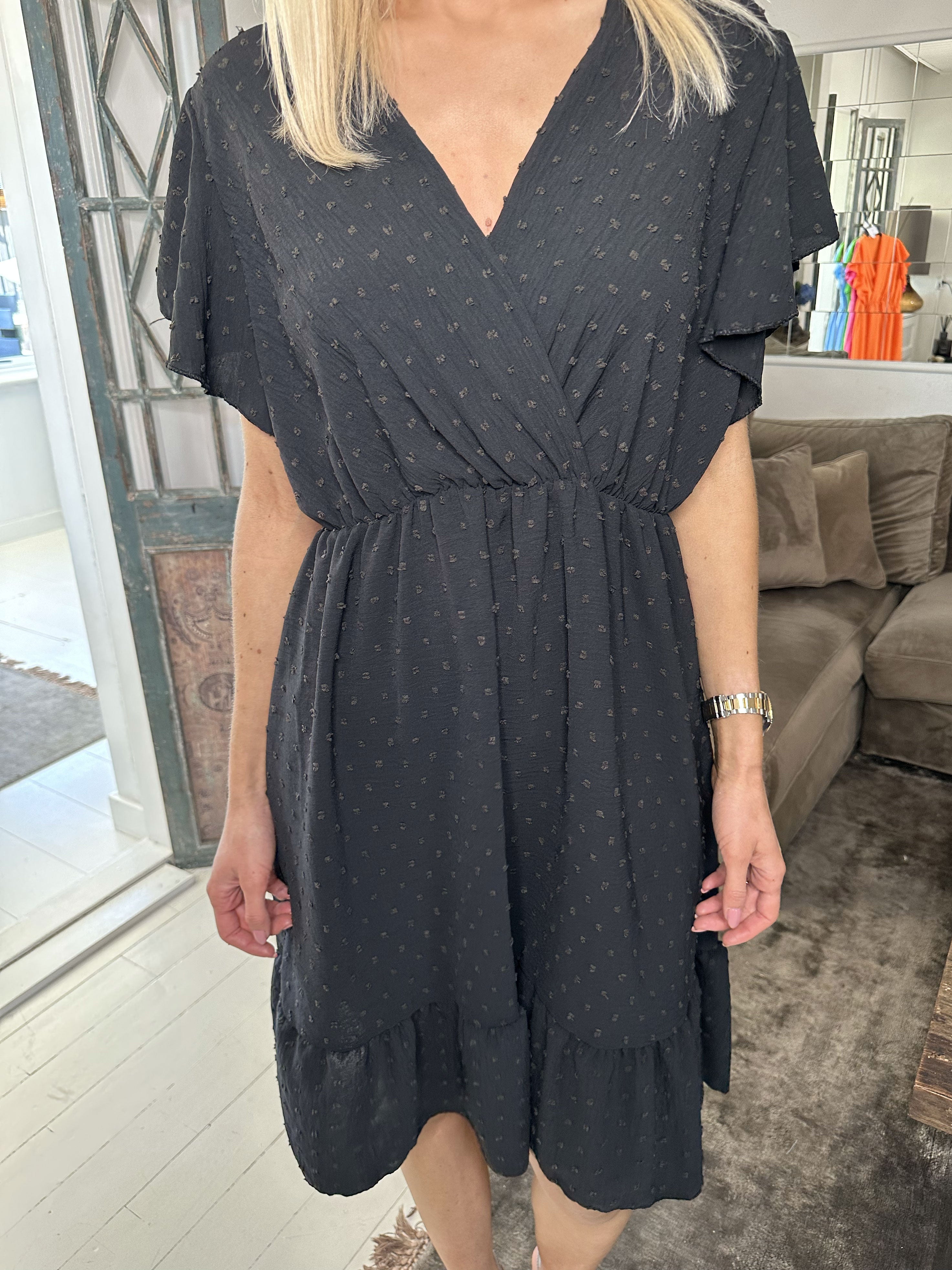 Vanilla - Sommarklänning med prickiga detaljer och volangärmar