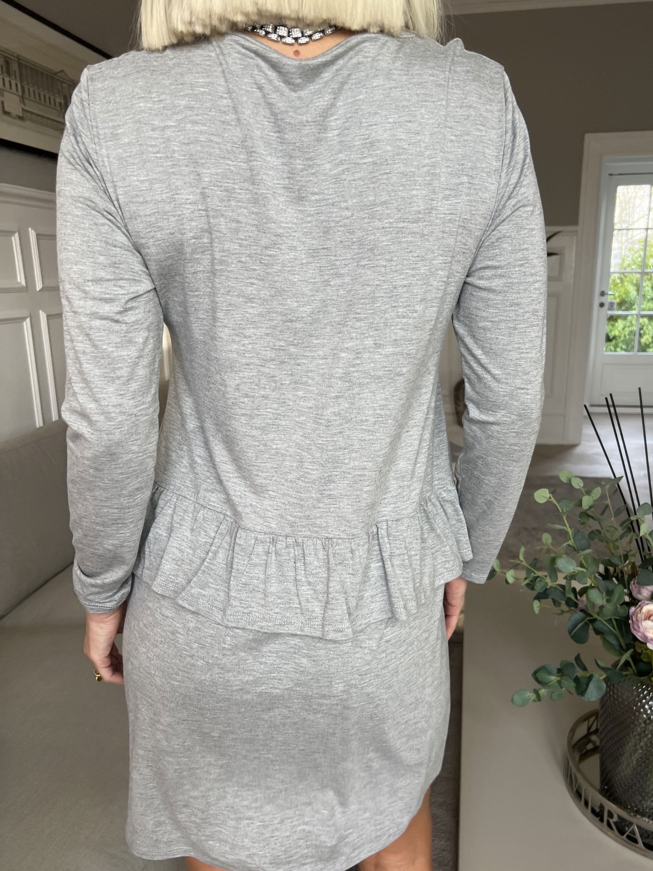 Vega - Solid jerseyklänning med söt volangkant