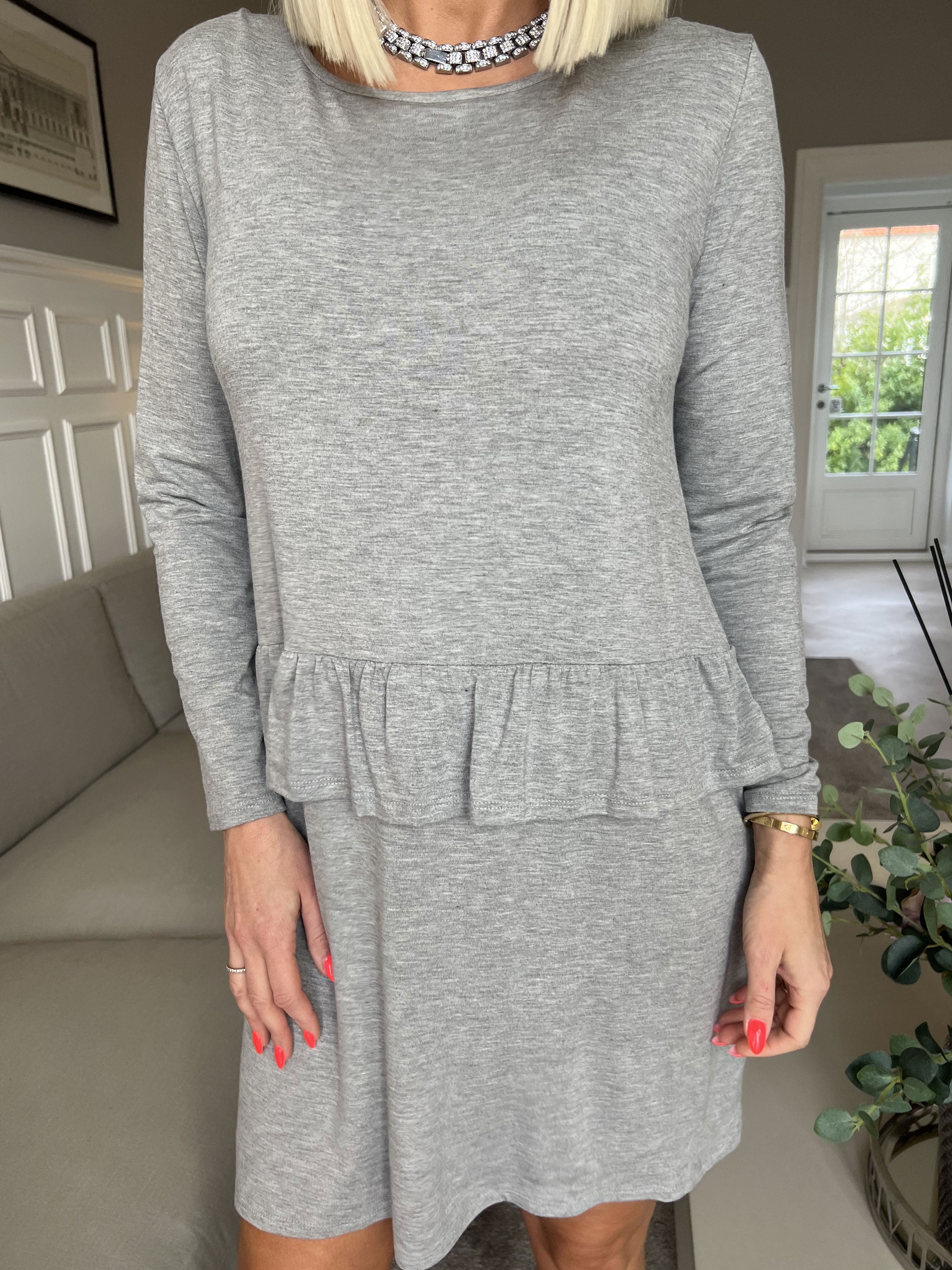 Vega - Solid jerseyklänning med söt volangkant