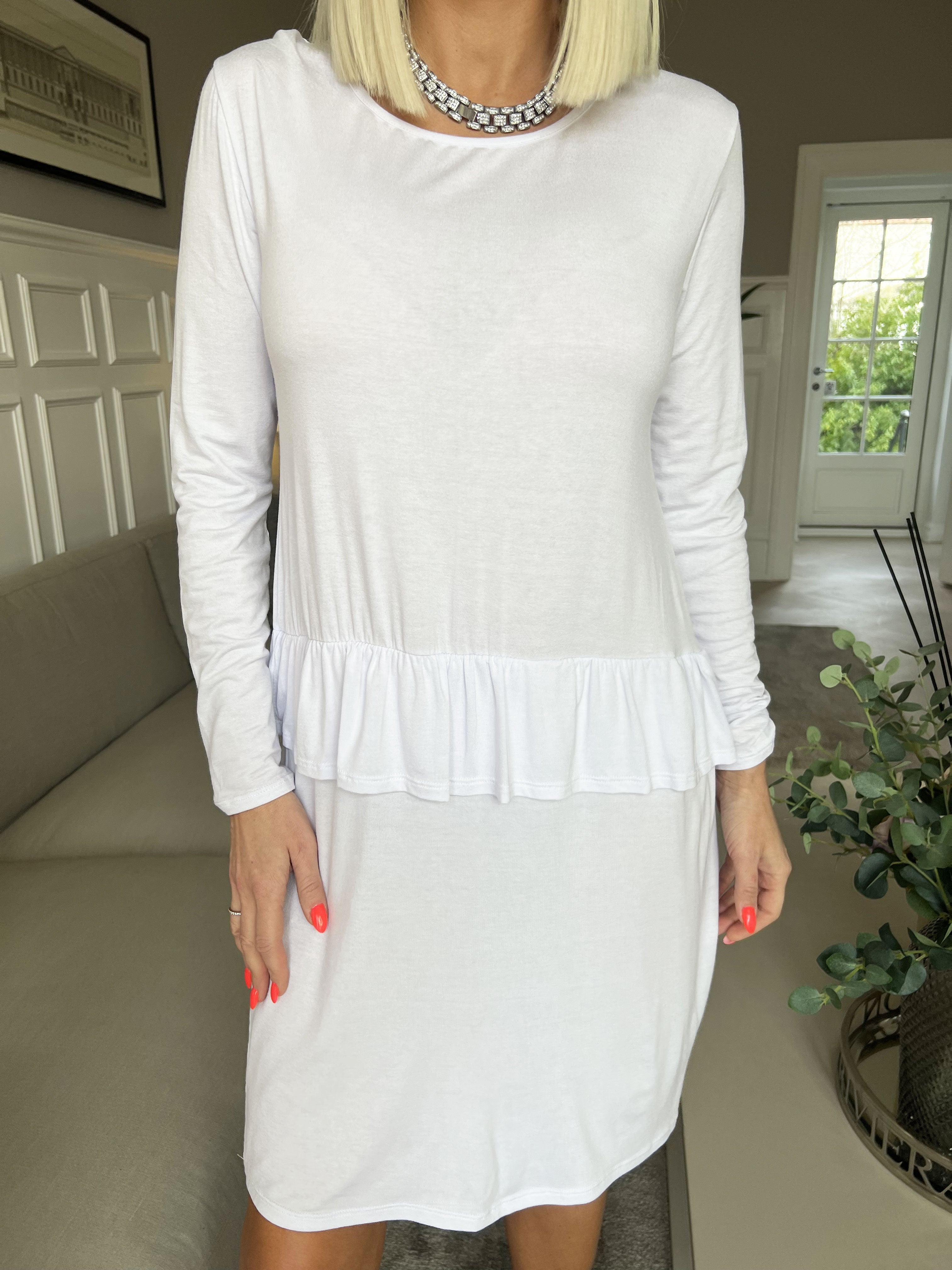 Vega - Solid jerseyklänning med söt volangkant