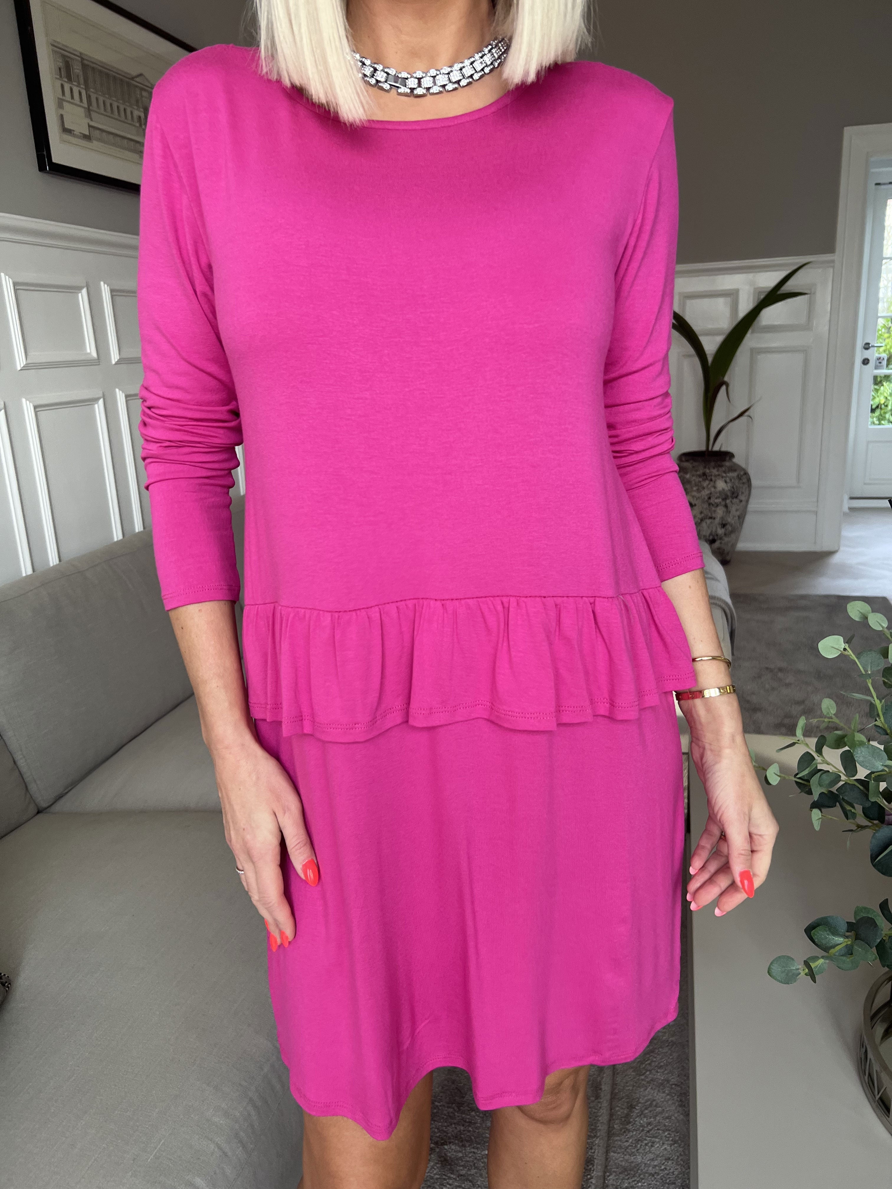 Vega - Solid jerseyklänning med söt volangkant