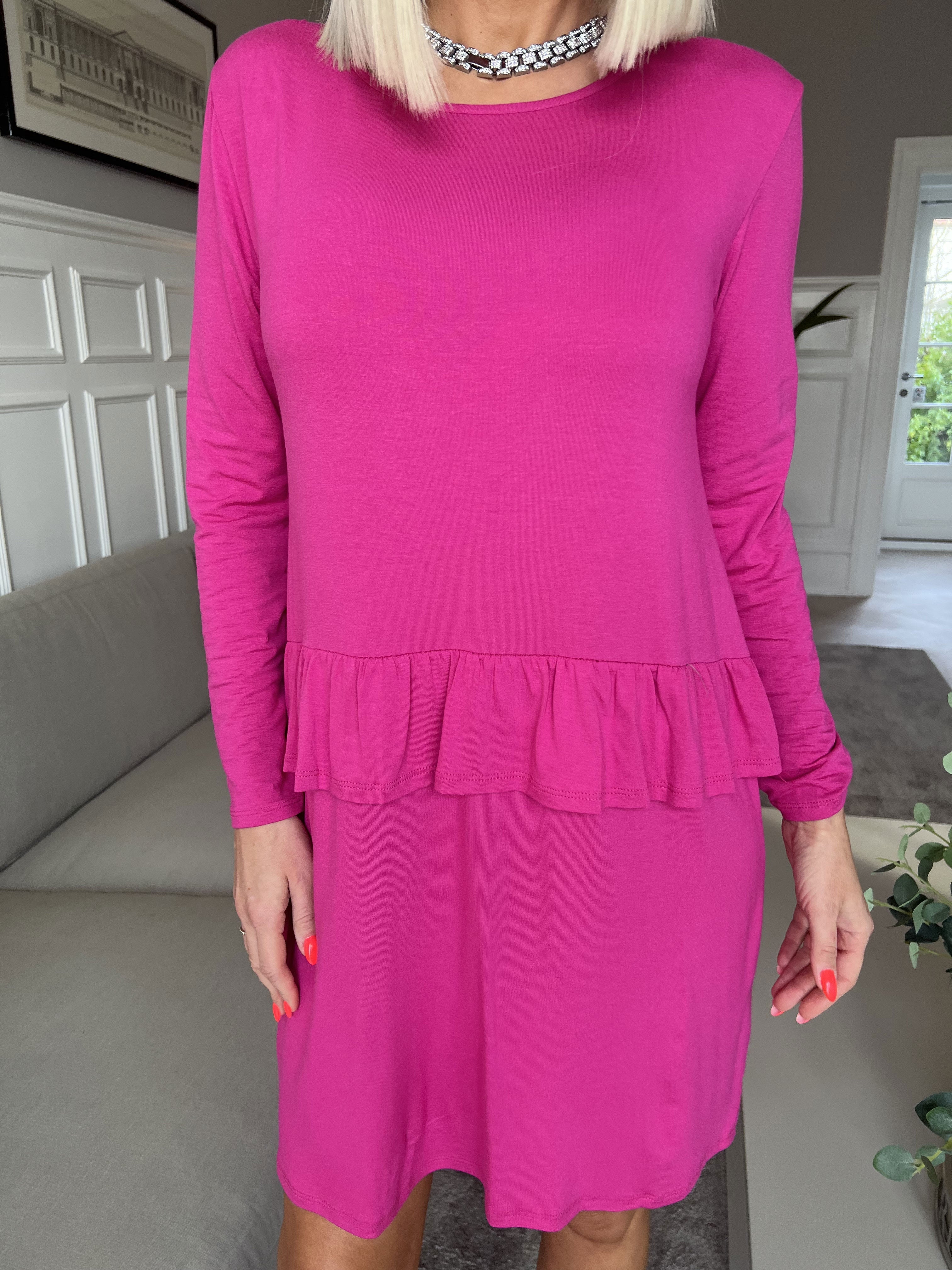 Vega - Solid jerseyklänning med söt volangkant