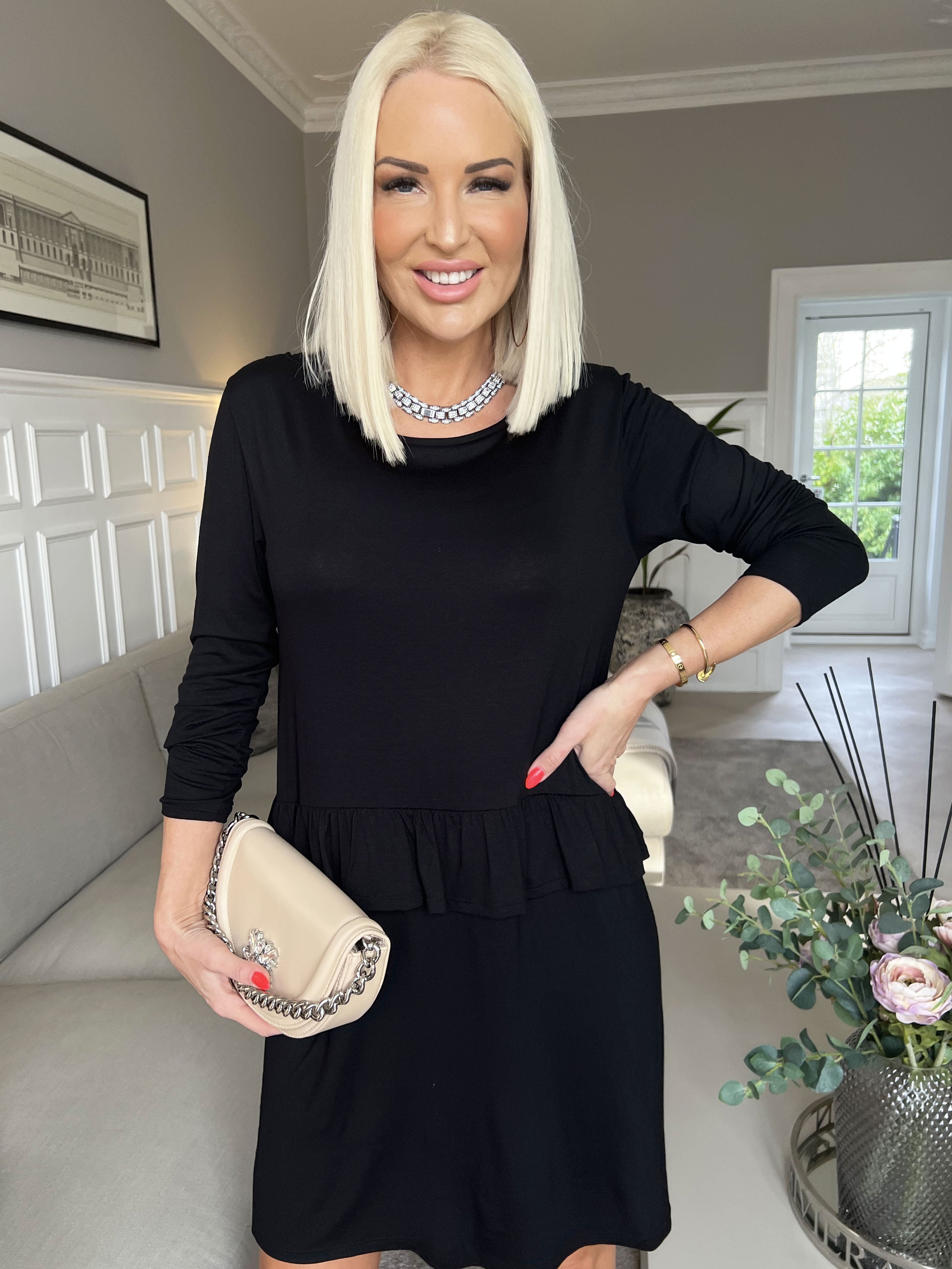 Vega - Solid jerseyklänning med söt volangkant