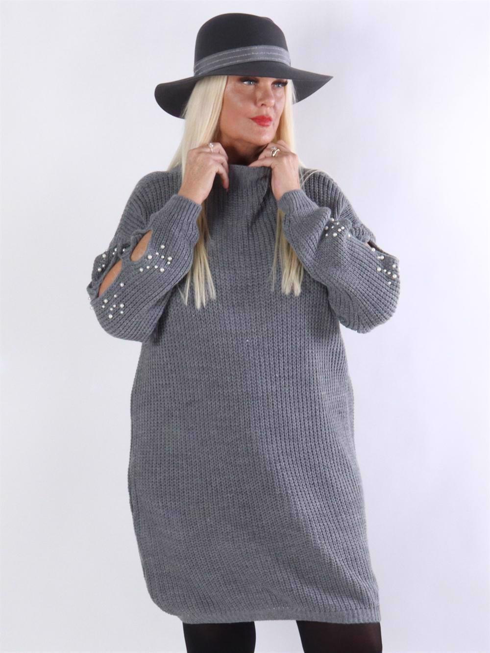 Vega - Stickad klänning med vita pärlor och spetsmönster