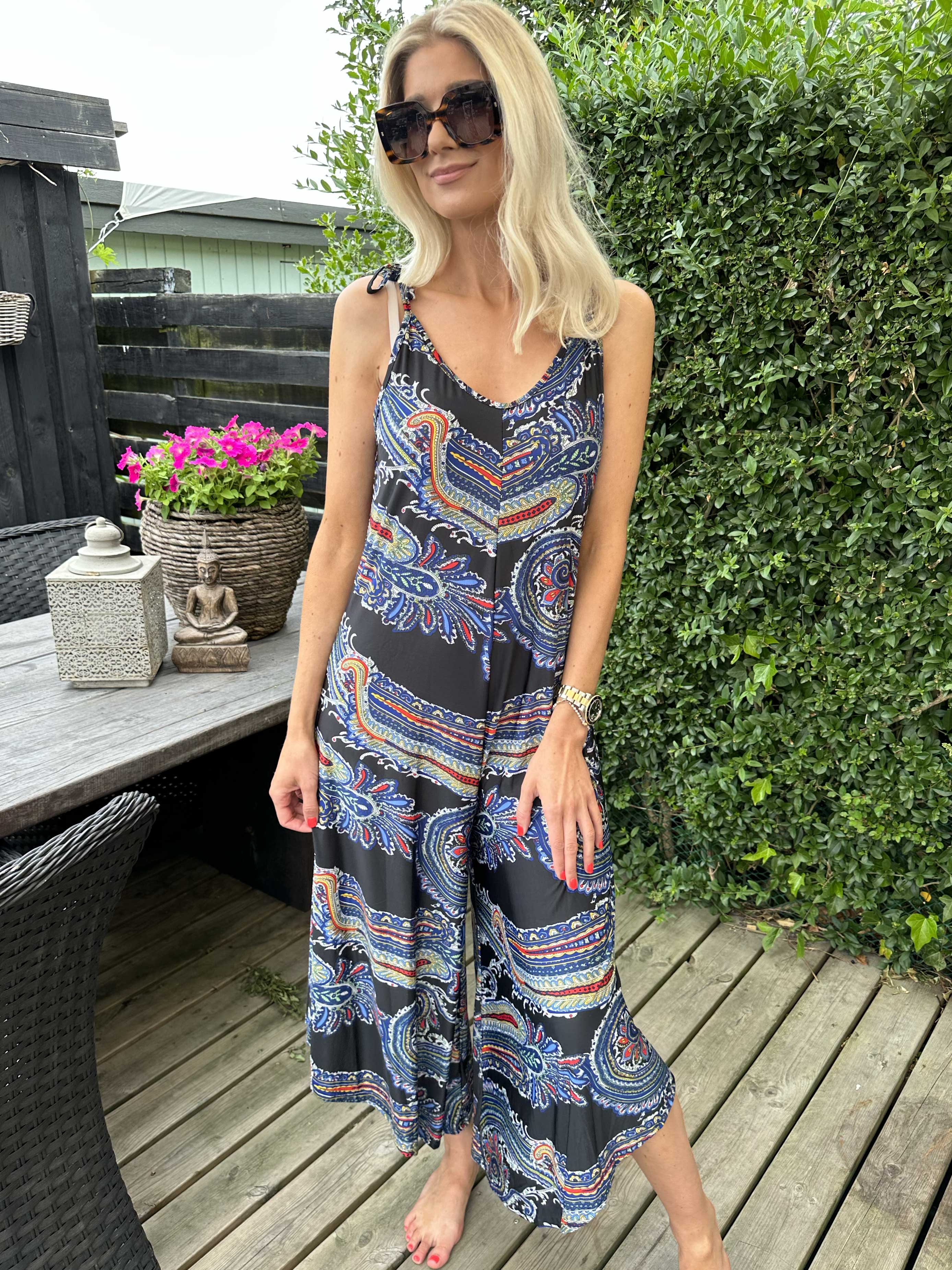 Verona - Elastisk mönstrad byxdress med tunna band - White