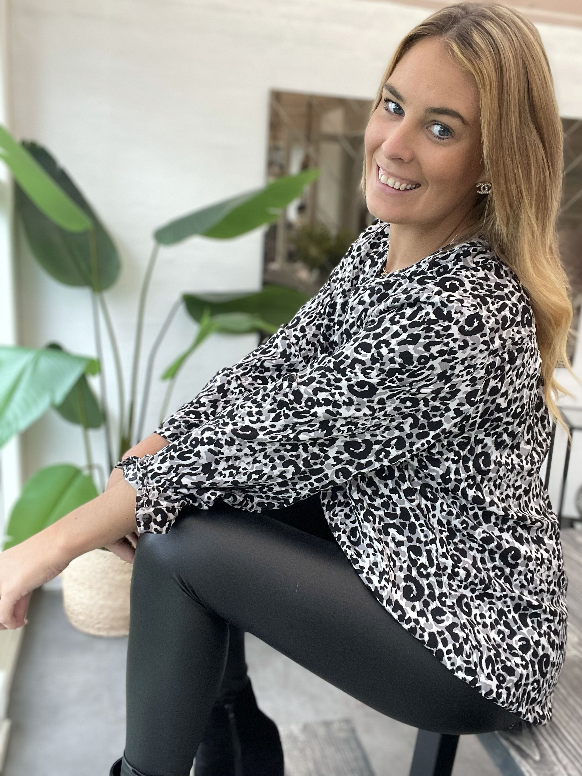 Veta - Leopard tunika med knappar - Grey leo