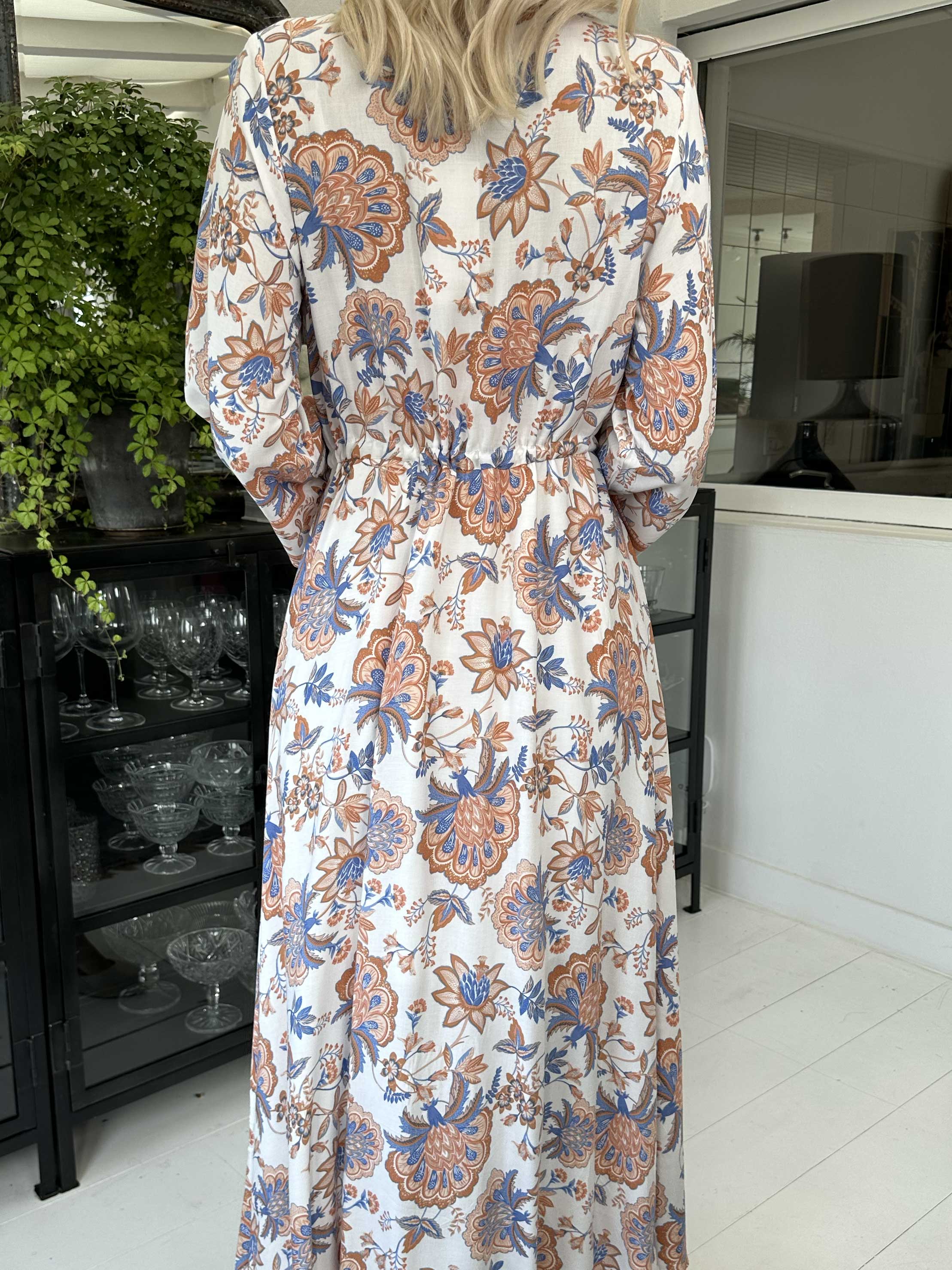 Victoria - Lång sommarklänning med knytband i midjan - White