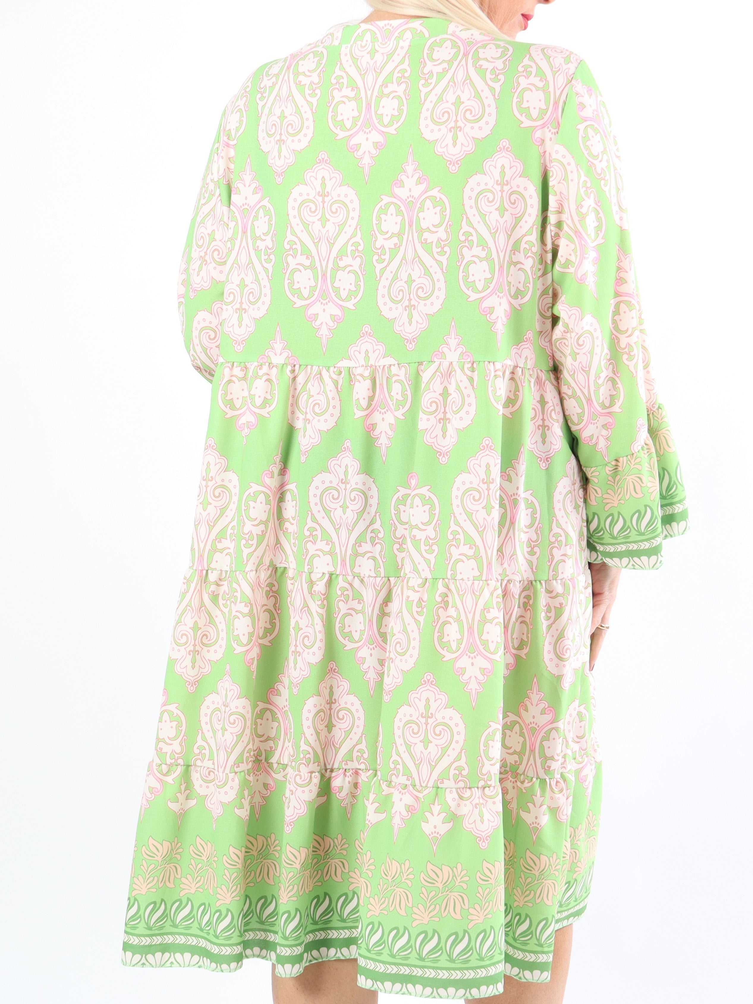 Vigdis - Söt mönstrad plus size-klänning i lager på lager-look