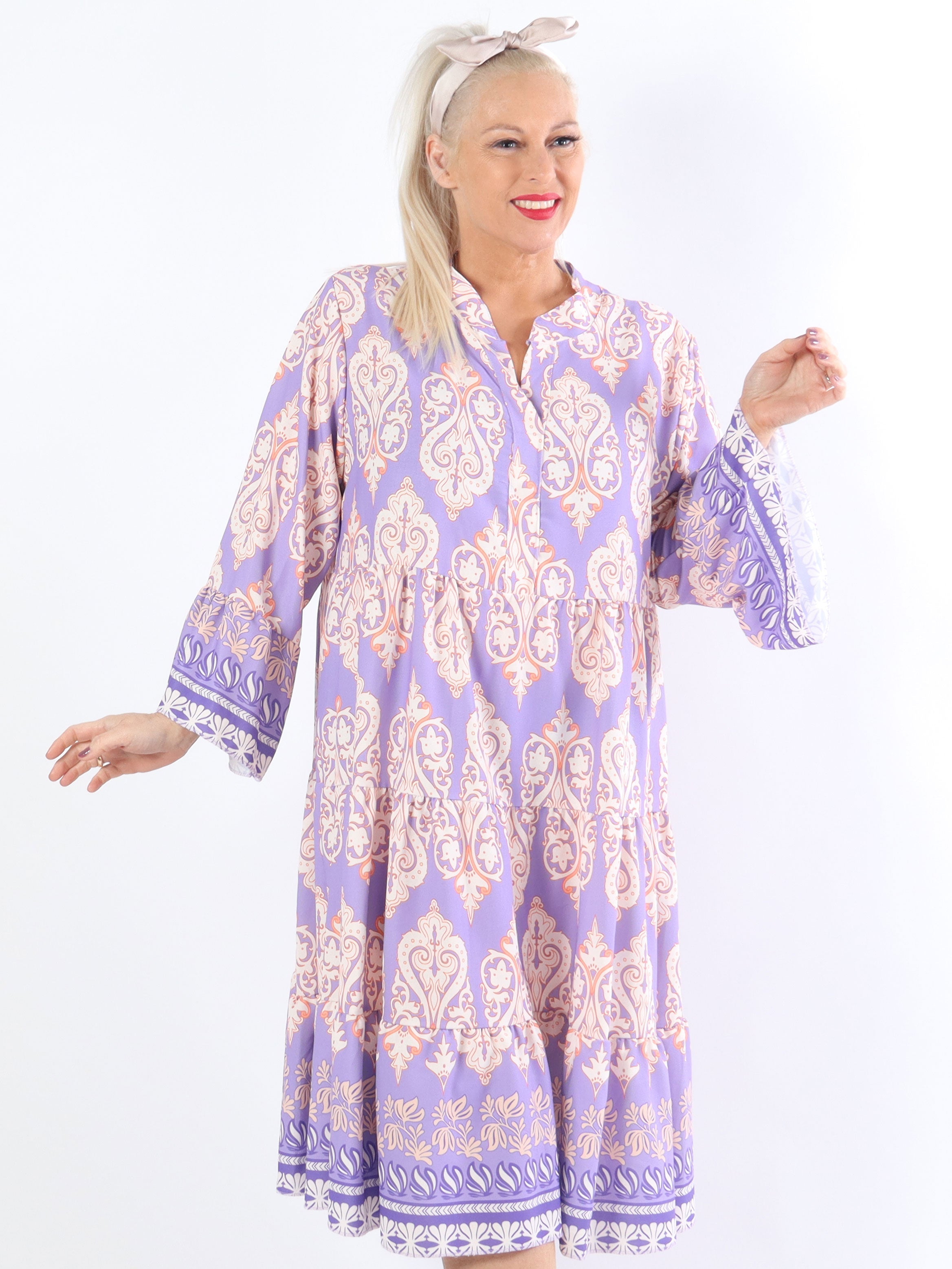 Vigdis - Söt mönstrad plus size-klänning i lager på lager-look