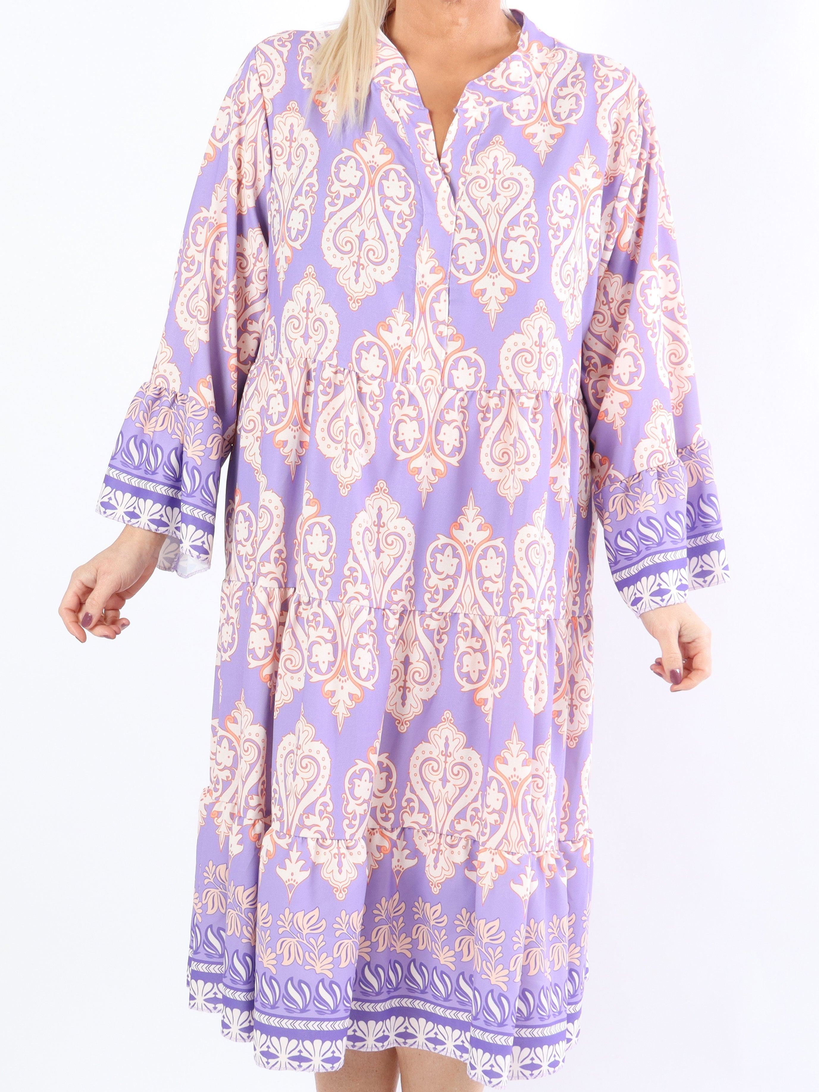 Vigdis - Söt mönstrad plus size-klänning i lager på lager-look