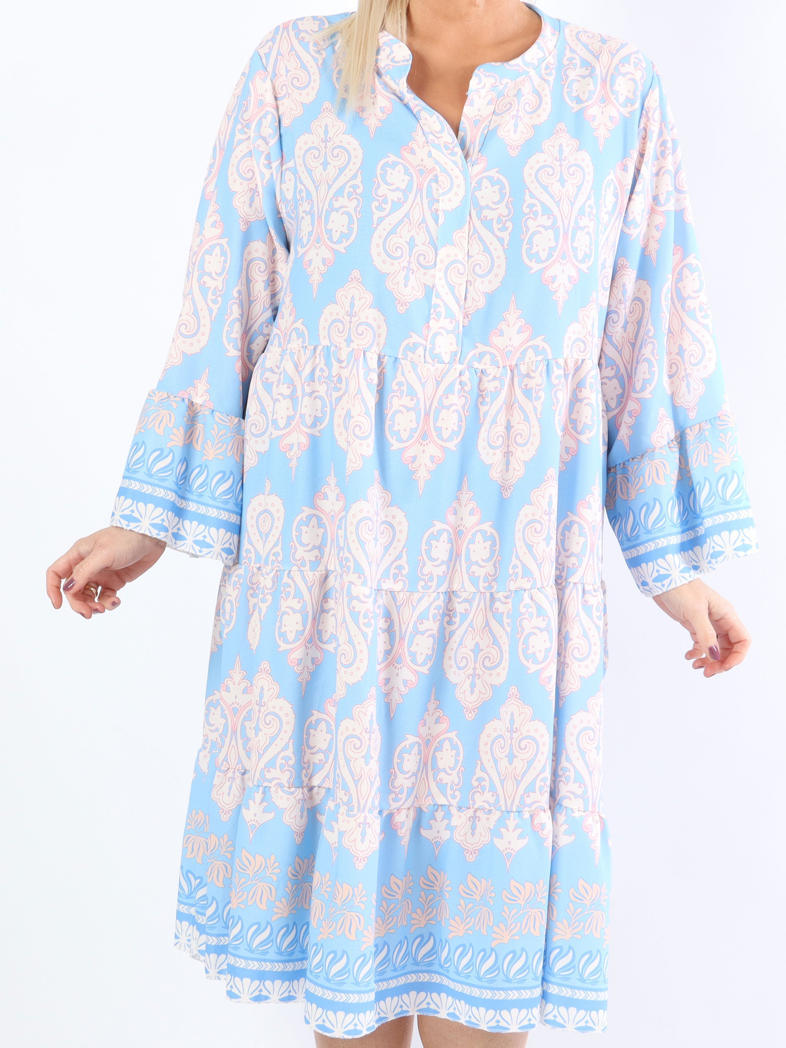 Vigdis - Söt mönstrad plus size-klänning i lager på lager-look