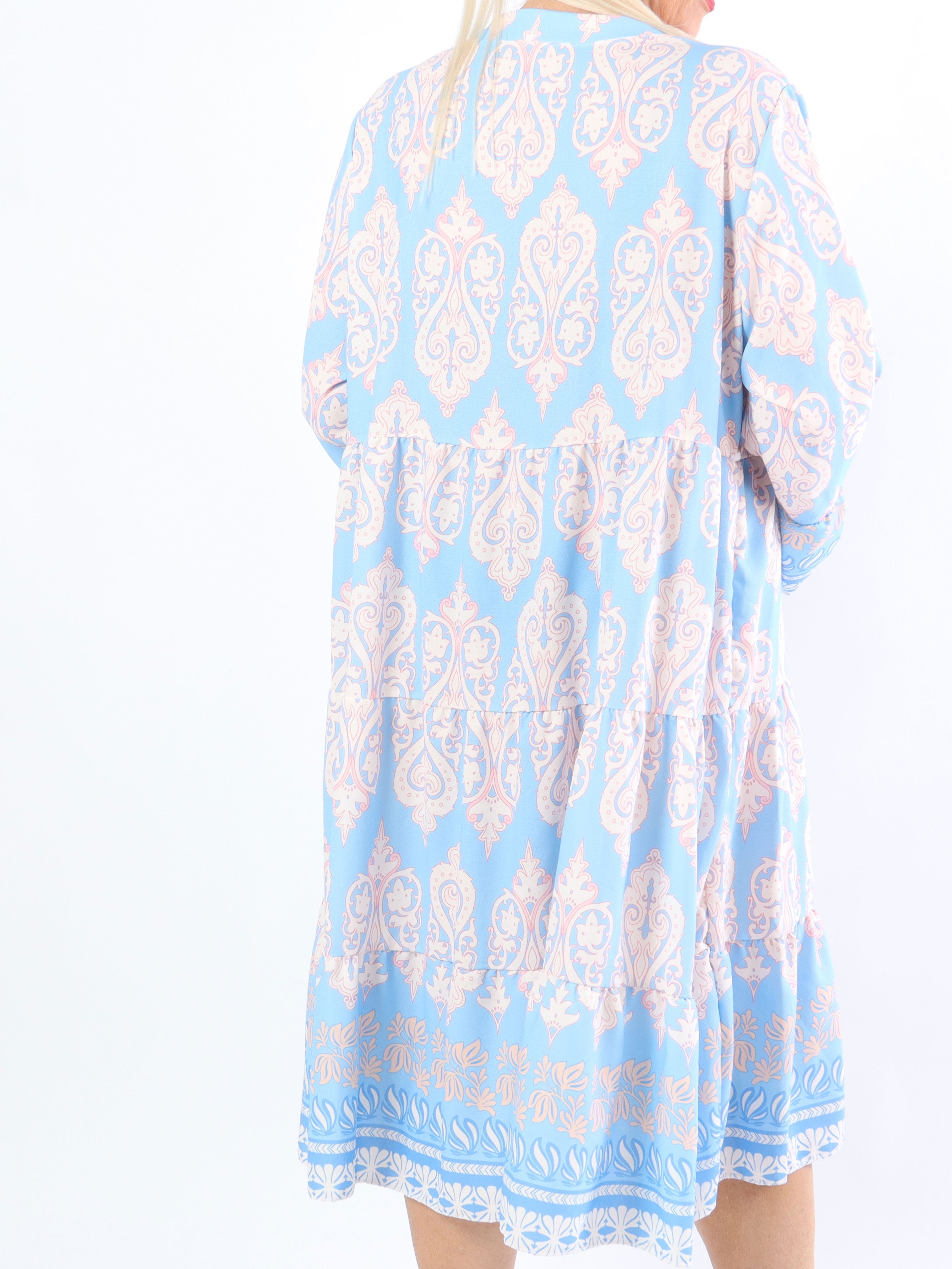 Vigdis - Söt mönstrad plus size-klänning i lager på lager-look