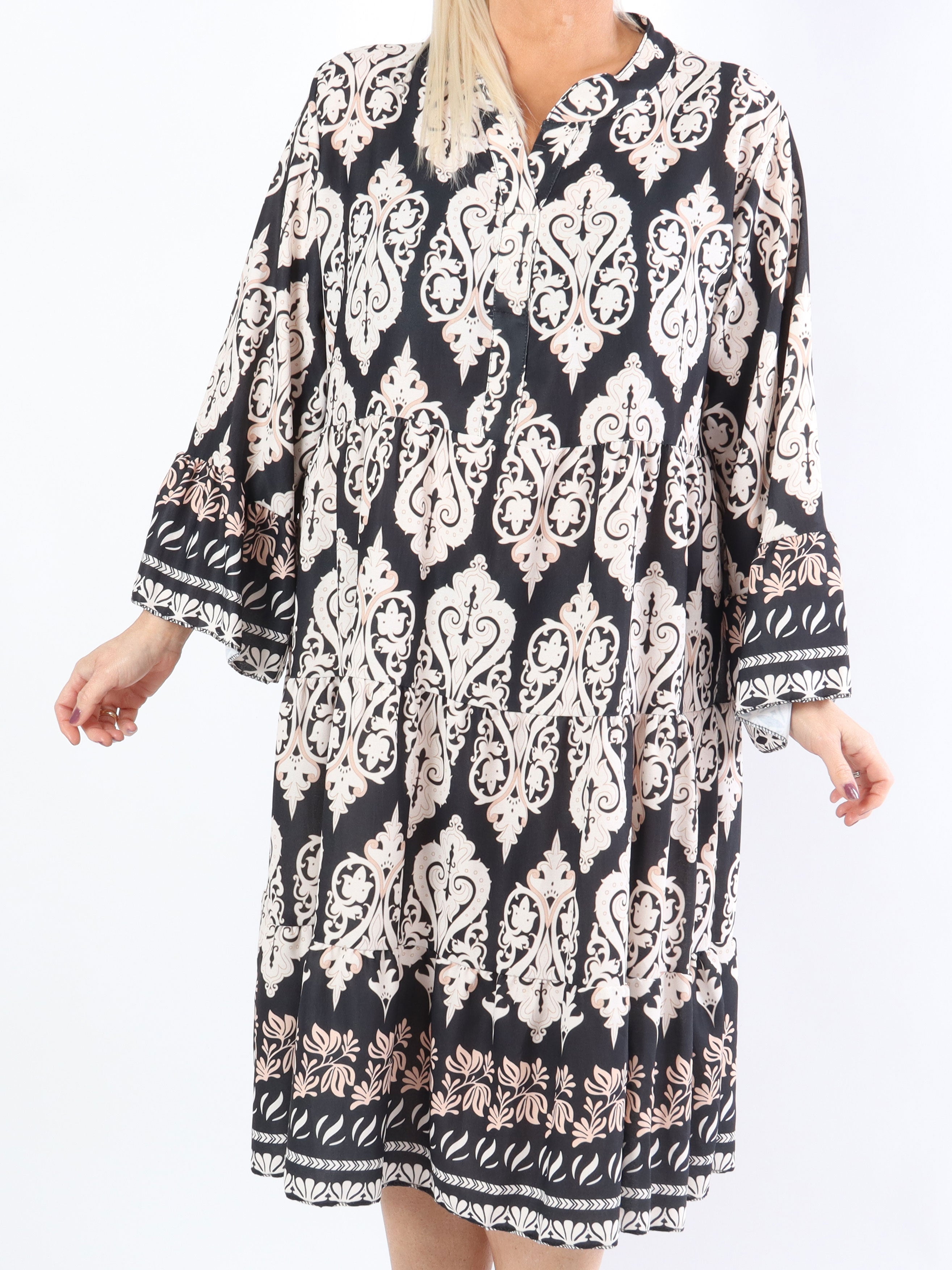 Vigdis - Söt mönstrad plus size-klänning i lager på lager-look