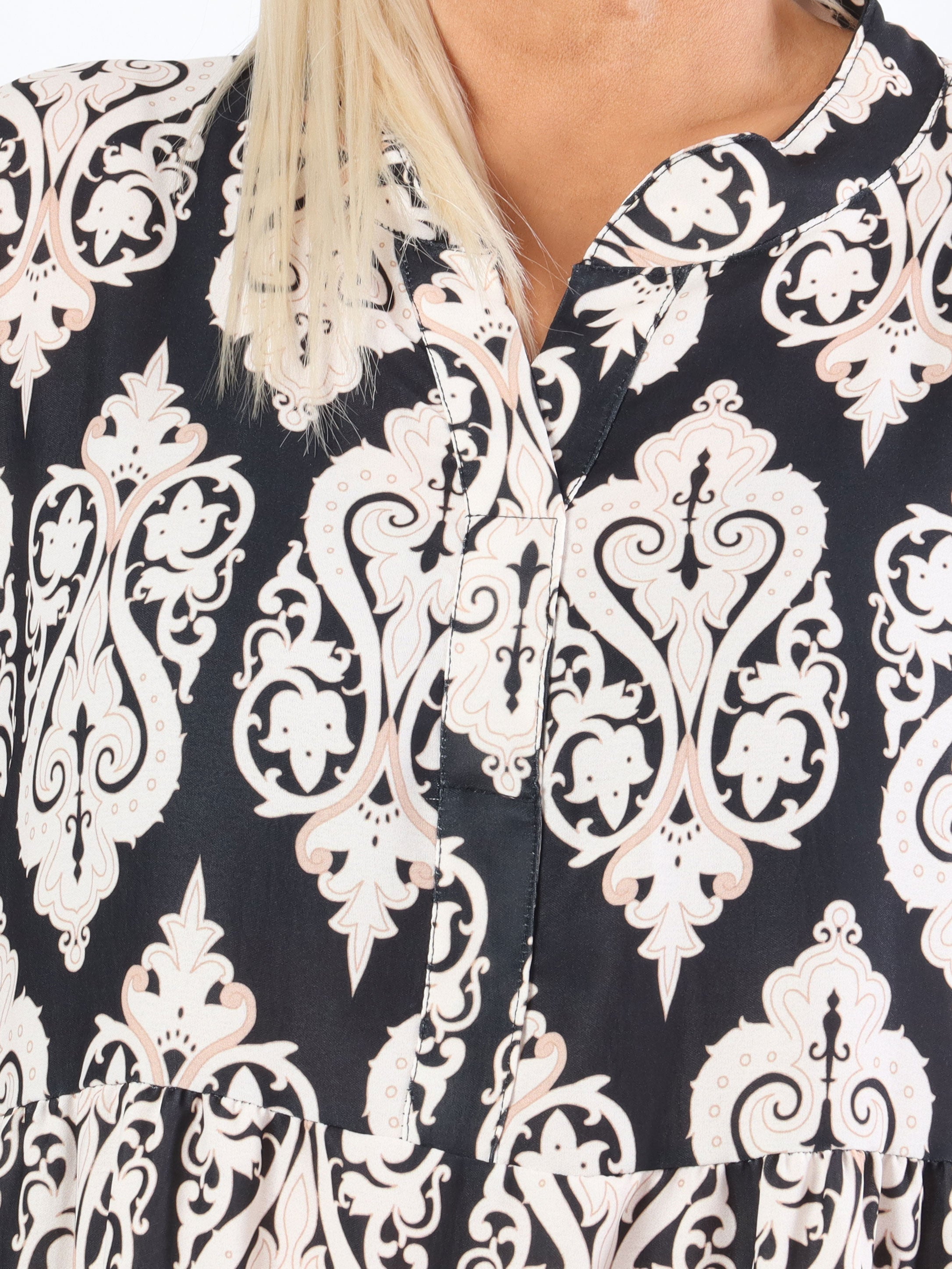 Vigdis - Söt mönstrad plus size-klänning i lager på lager-look