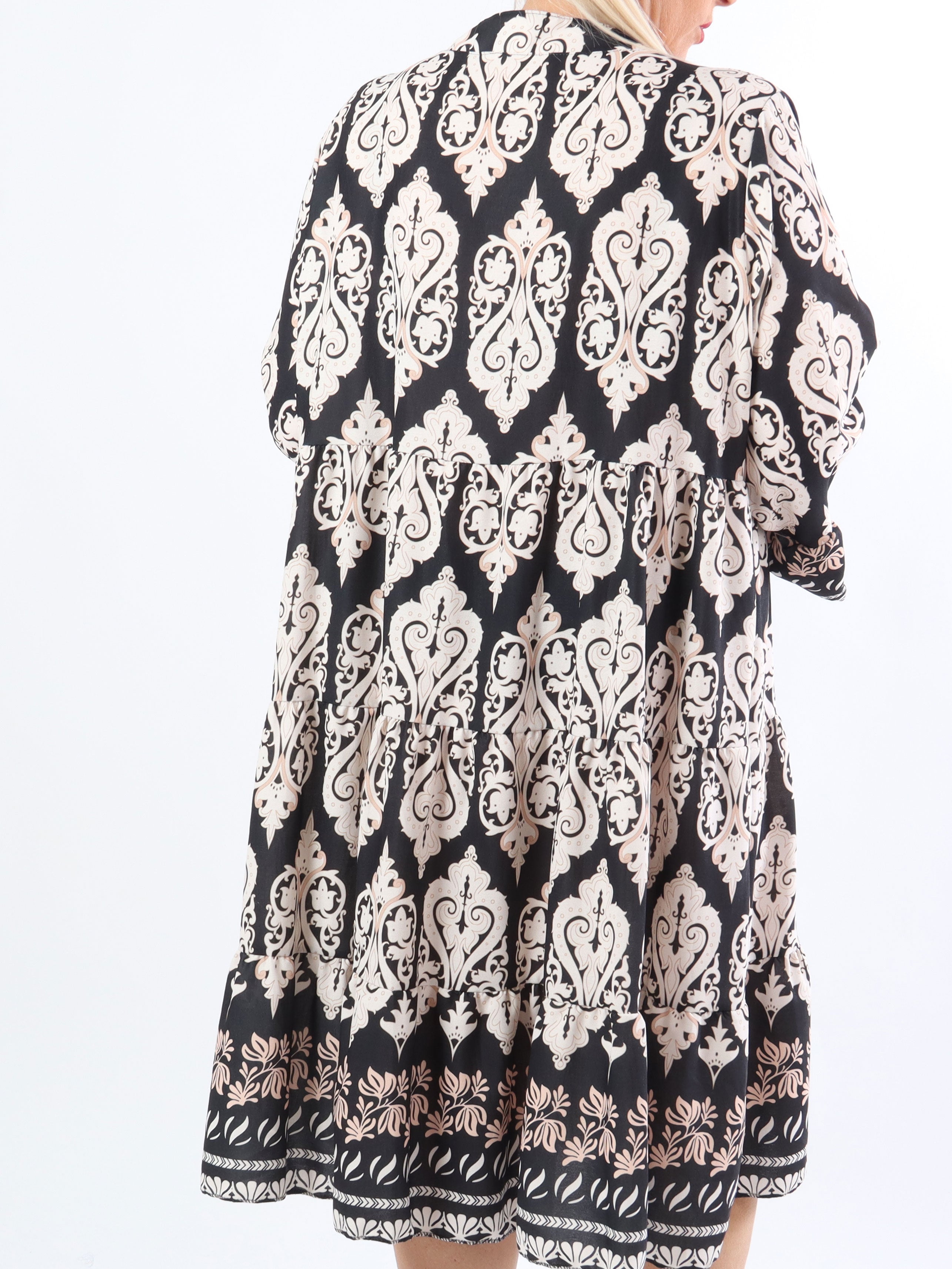 Vigdis - Söt mönstrad plus size-klänning i lager på lager-look