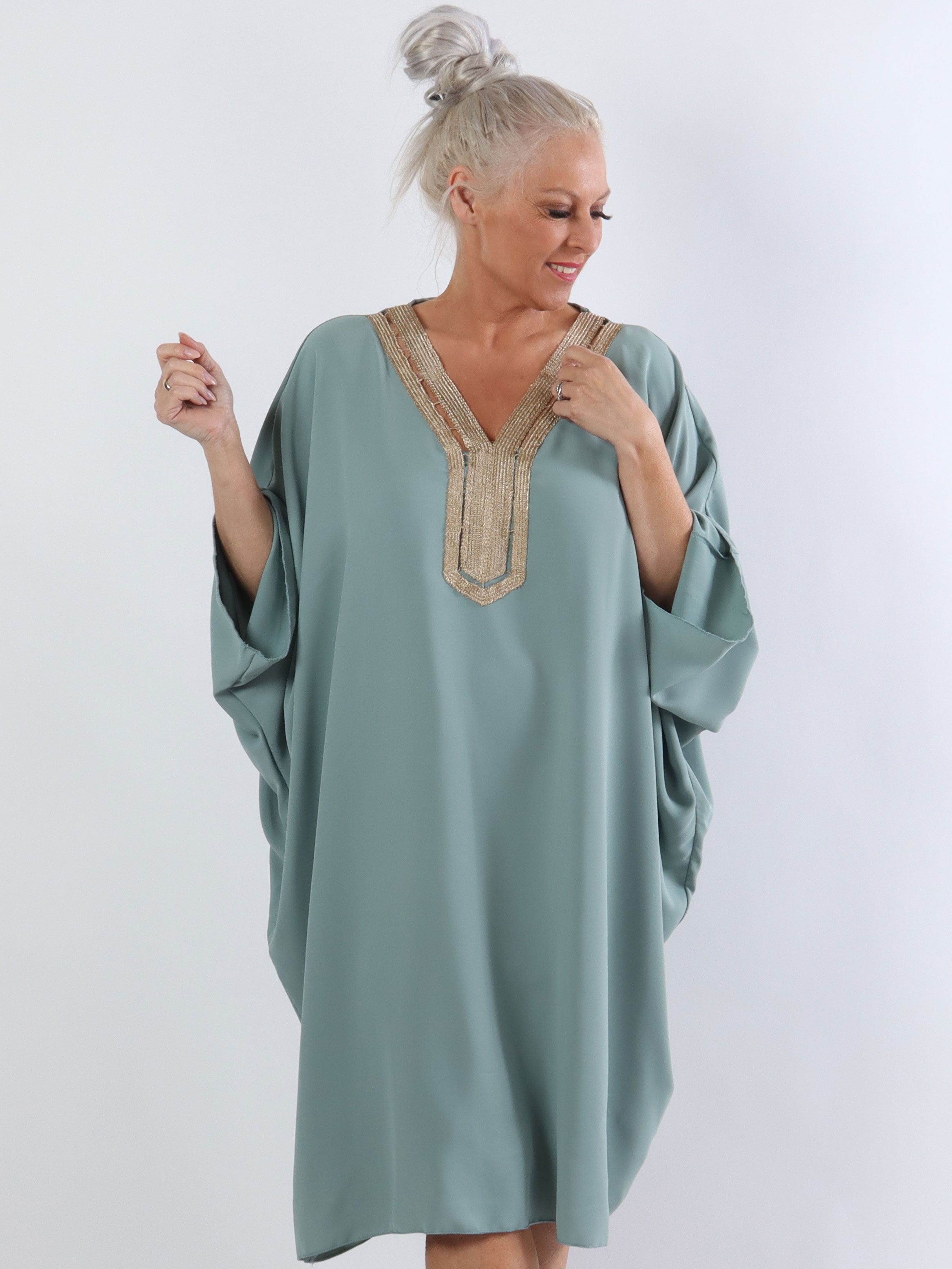 Viola - Plus size tunika med fin halsringning - Black