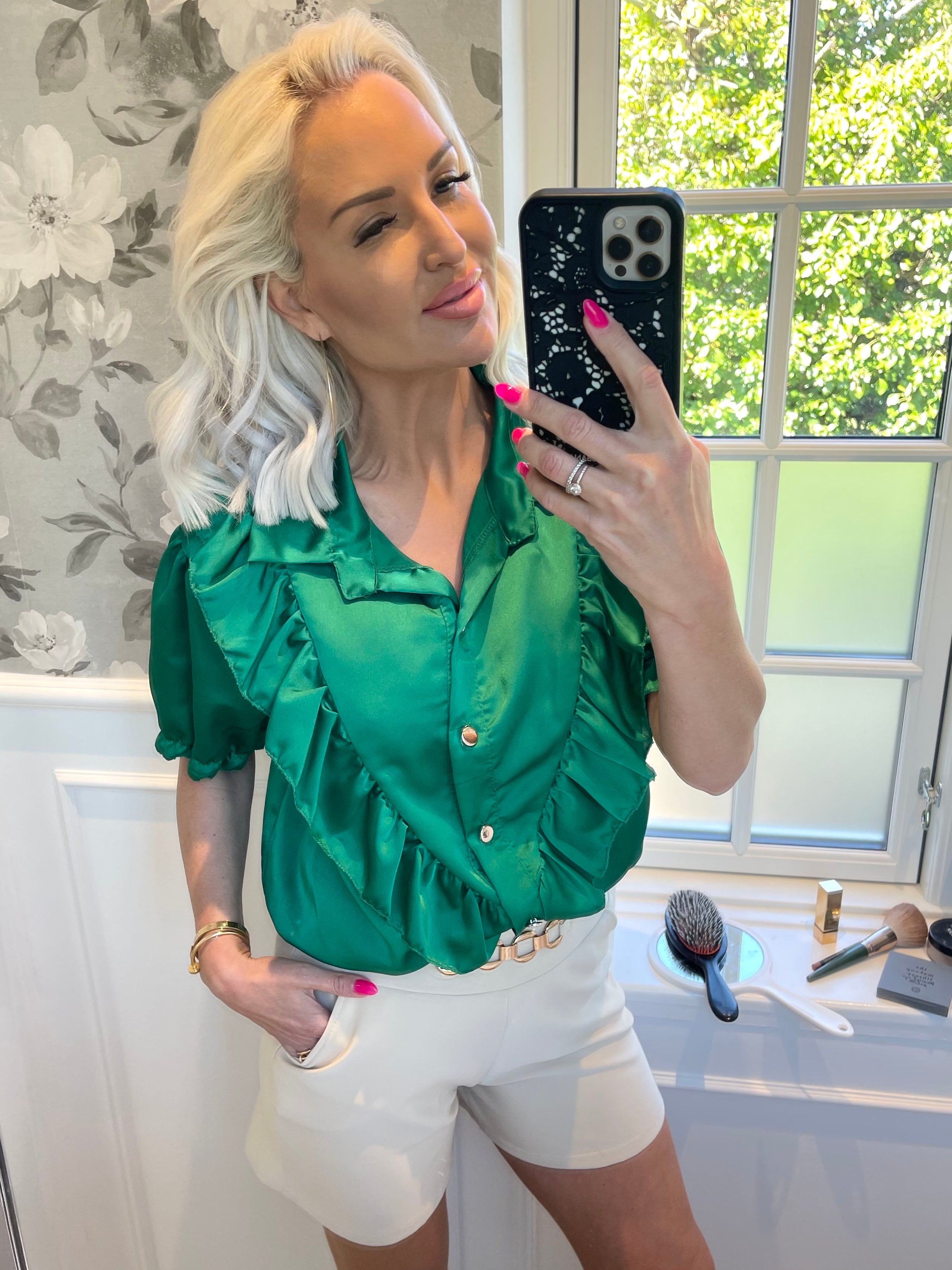 Viola - Mjuka elastiska shorts med guldspänne