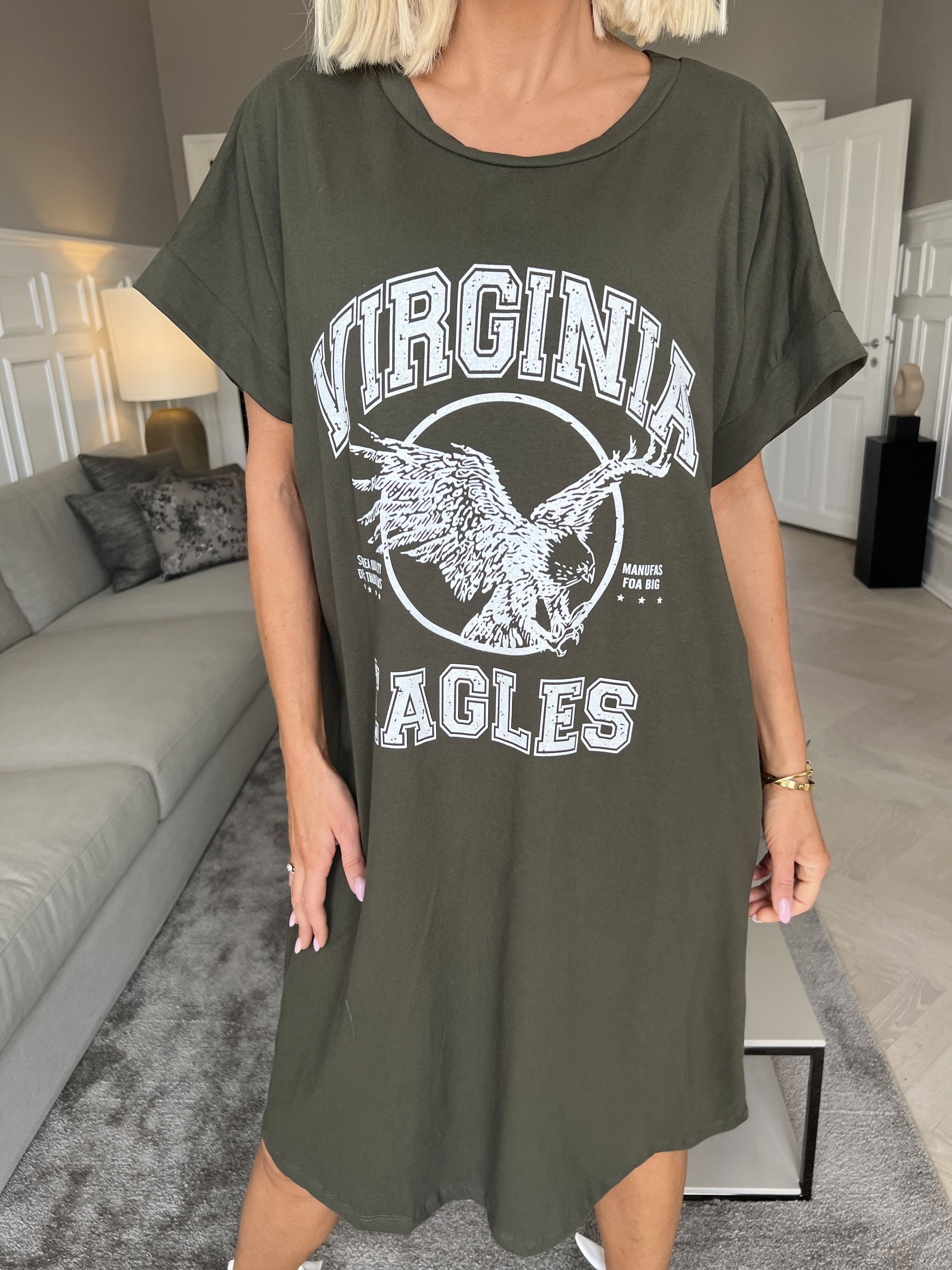 Virginia - Mjuk t-shirt klänning med motiv - White