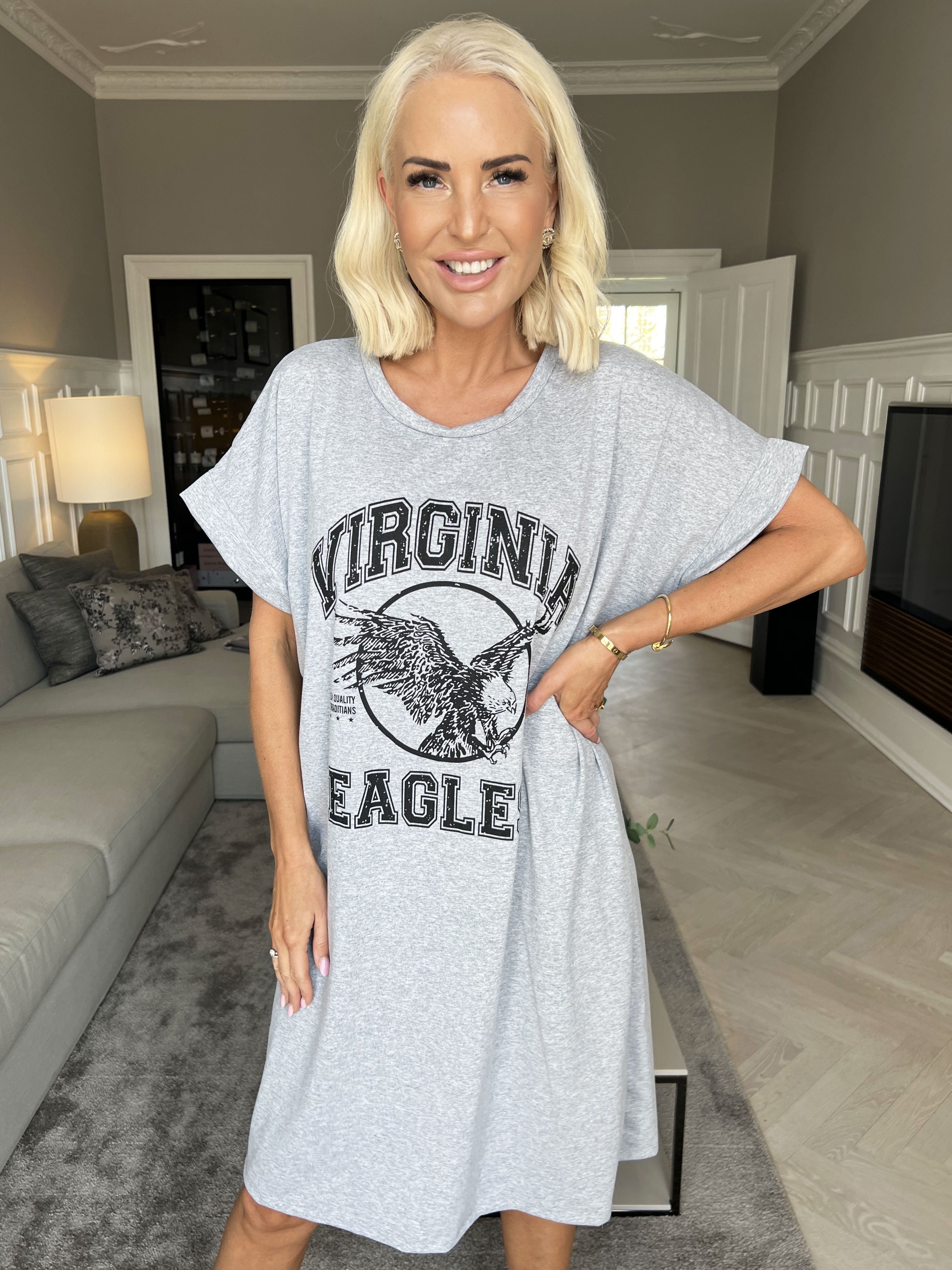 Virginia - Mjuk t-shirt klänning med motiv