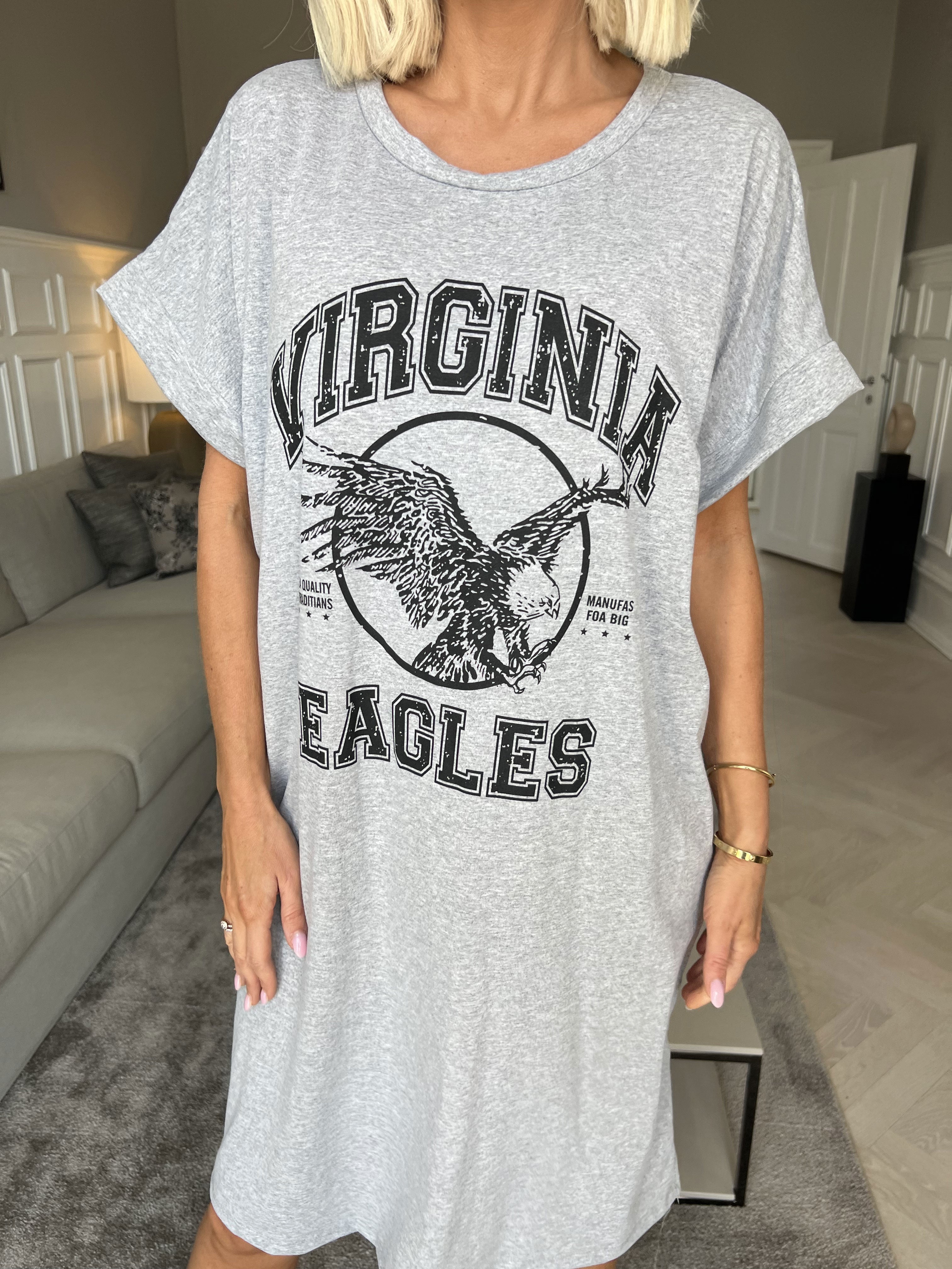 Virginia - Mjuk t-shirt klänning med motiv