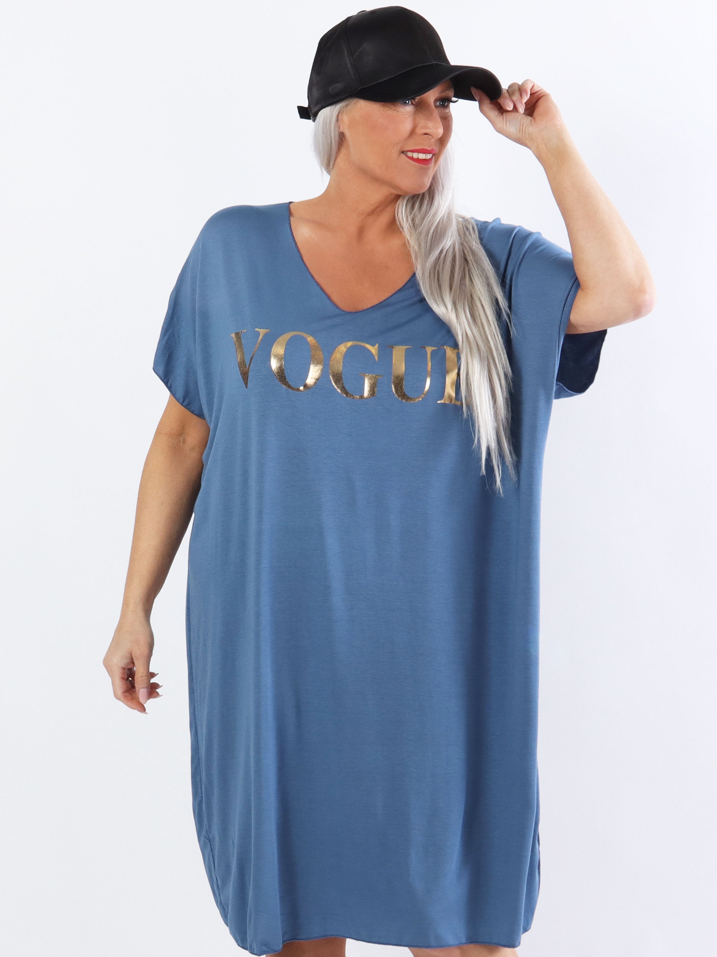 Vogue - Plus size t-shirt klänning i viskos med guldtryck
